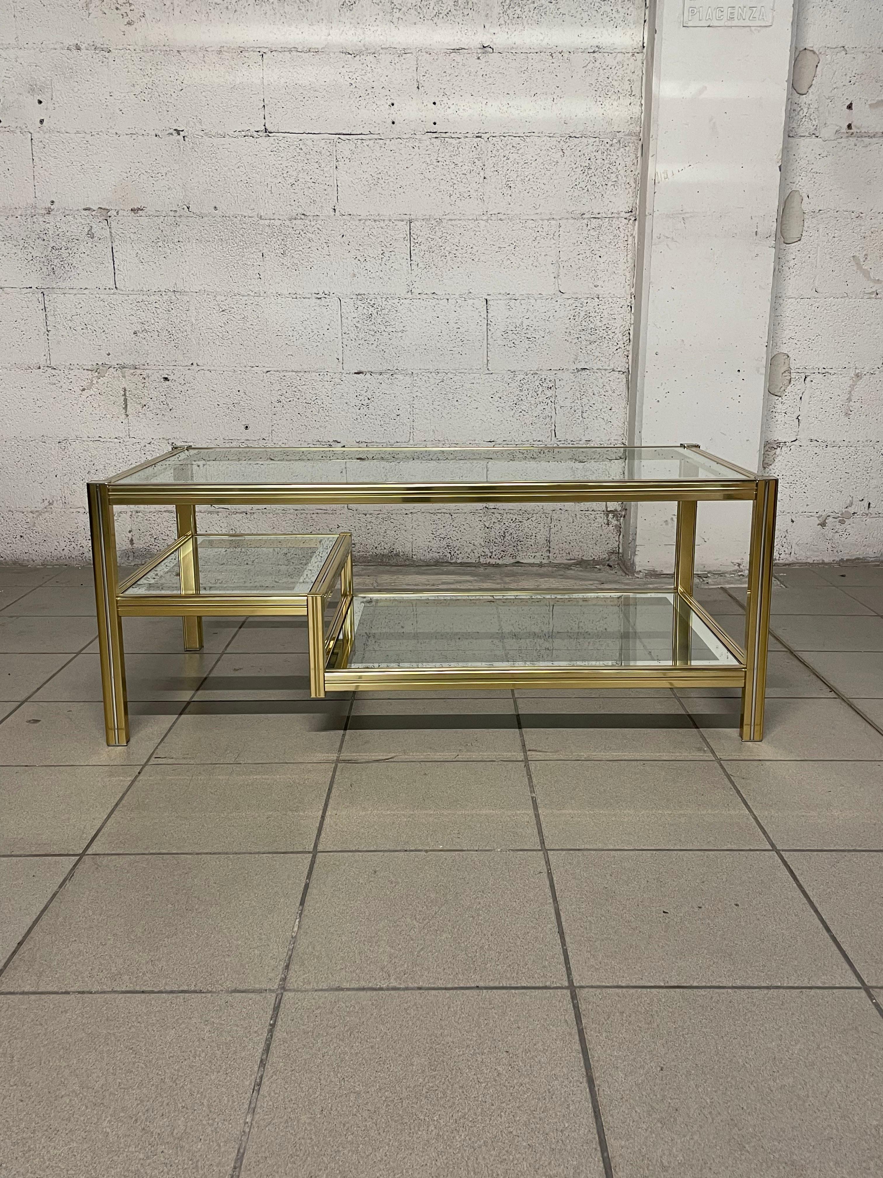 Multi-level 1970s coffee table.
Brass frame with glass shelves.
A beautiful wavy, elegant line offers this coffee table its contemporary character and adaptable to any environment.
