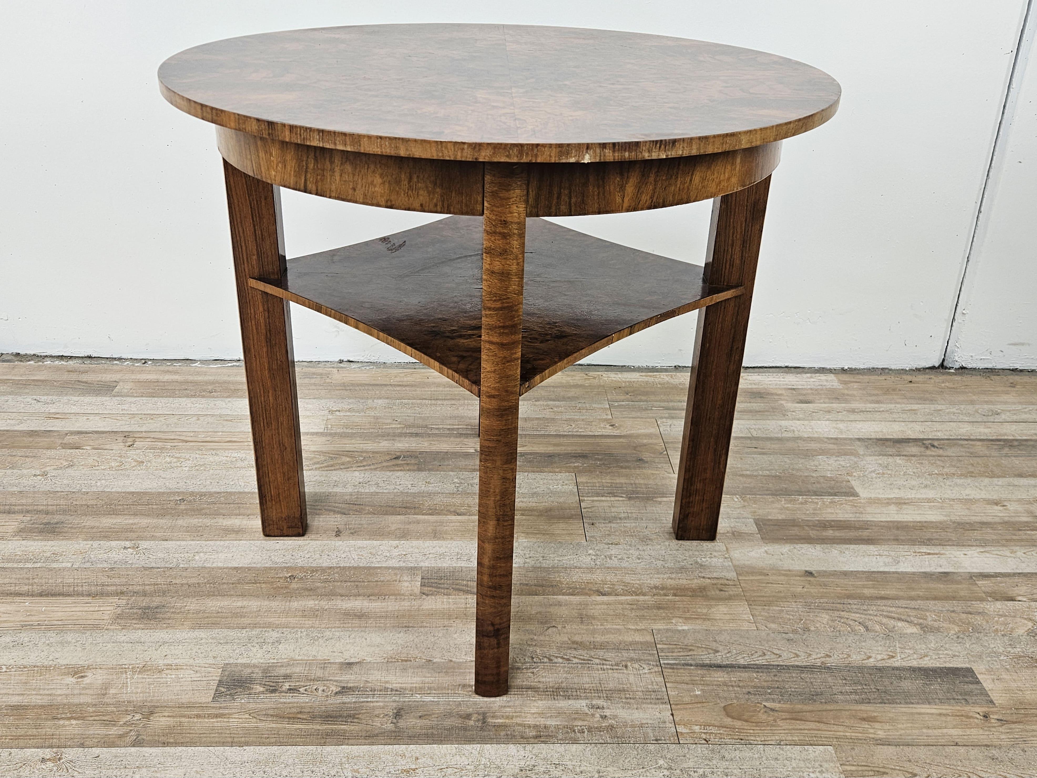 Table basse ronde en noyer avec double plateau, datant de 1940ca, de fabrication autrichienne.

Hauteur de la première étagère 41.5cm

Il présente des signes d'usure comme le montre la photo.