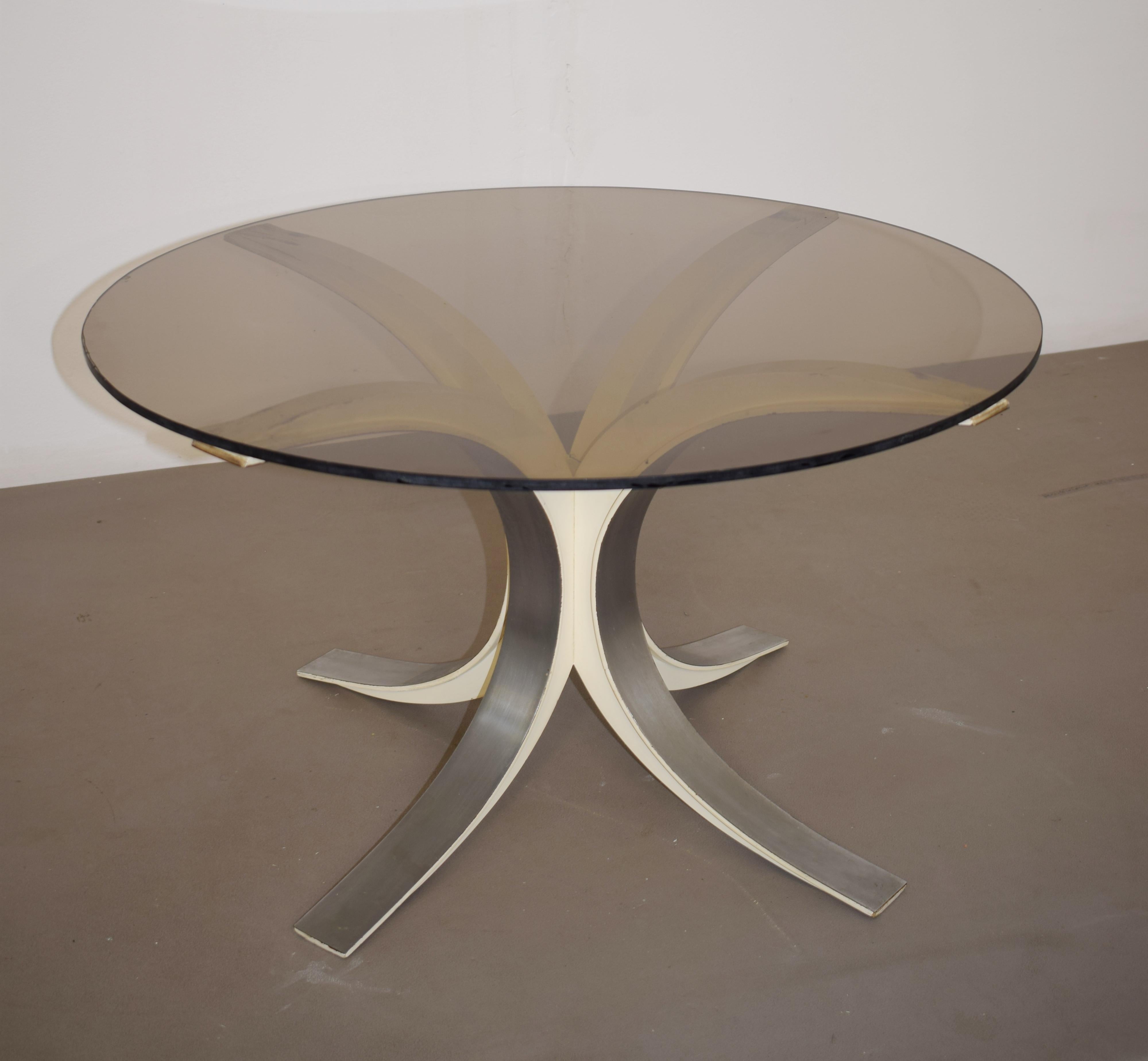 Tavolino dal design iconico, riconducibile a Osvaldo Borsani.
Produzione Italiana dei primi anni '60, piano in vetro fumè e piede in legno laccato ricoperto da una lamina in metallo.
Perfetto per una zona living, comodissimo, utile per poggiare una