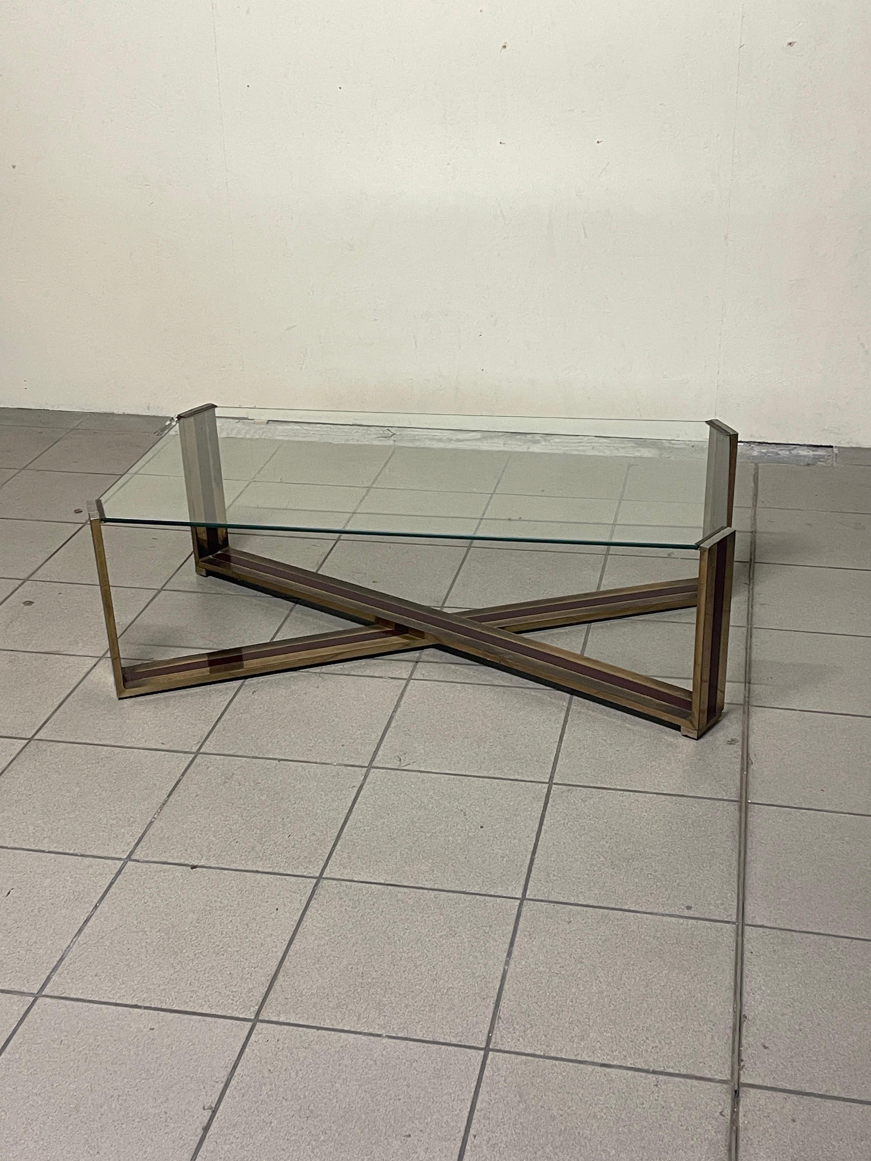 Elegante mesa de centro de los años 70 atribuida a Romeo Rega.

La mesa de centro tiene un marco de latón patinado y metal lacado sobre el que descansa el cristal.
El carácter de esta mesa de centro expresa de forma única el tono de su
