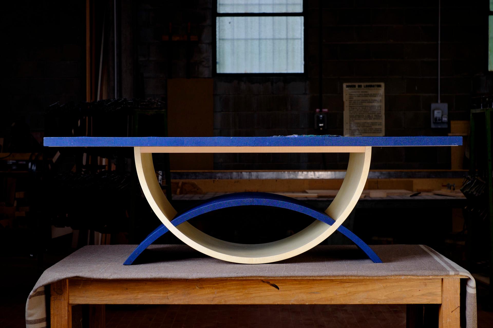 Linee geometriche in perfetto equilibrio disegnano la forma di Blue Moon.
Questo tavolino da salotto è fatto con materiali pregiati lavorati con arte sapiente e abbinati in modo originale. E' un pezzo unico realizzato a mano con le tecniche