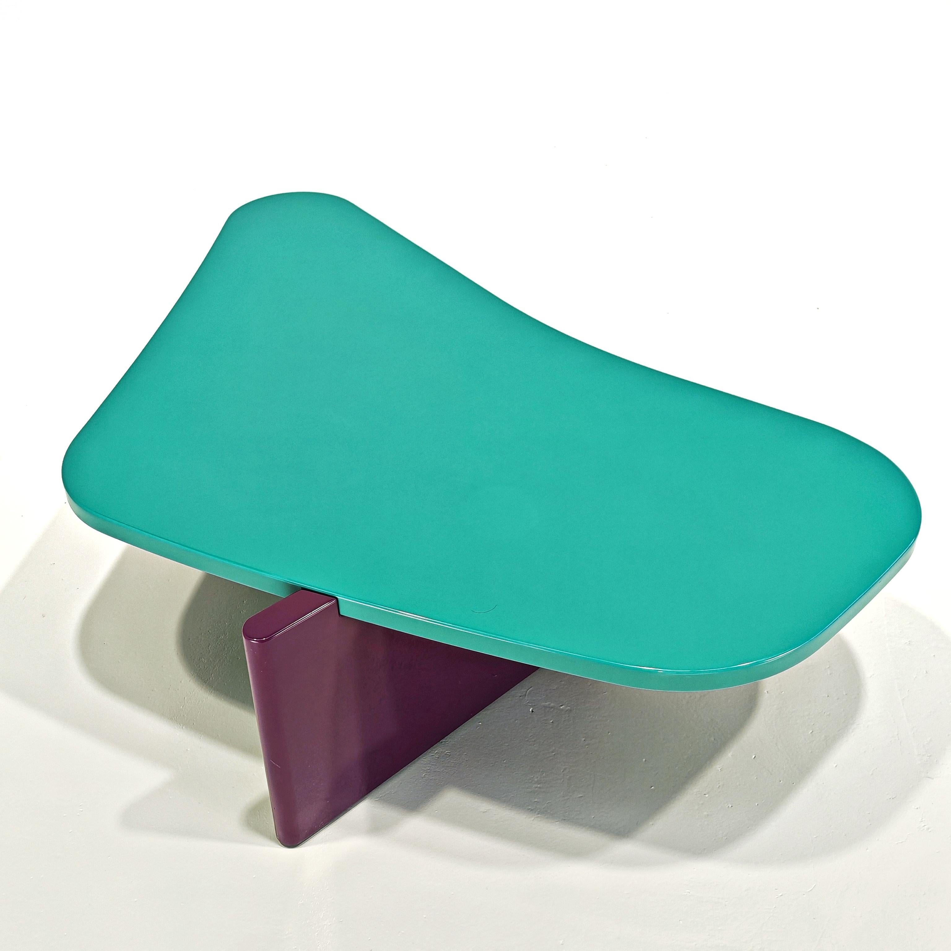 Tavolino da salotto celeste e viola e vintage italiano postmoderno anni 80 in vendita 2