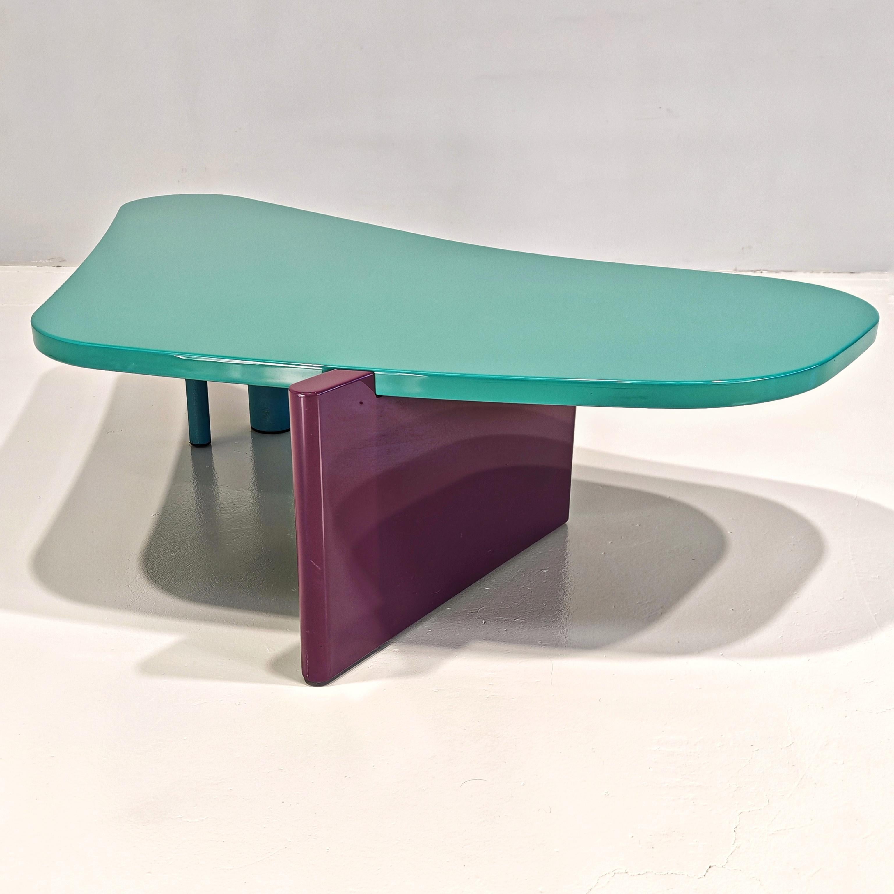 Tavolino da salotto celeste e viola e vintage italiano postmoderno anni 80 in vendita 3