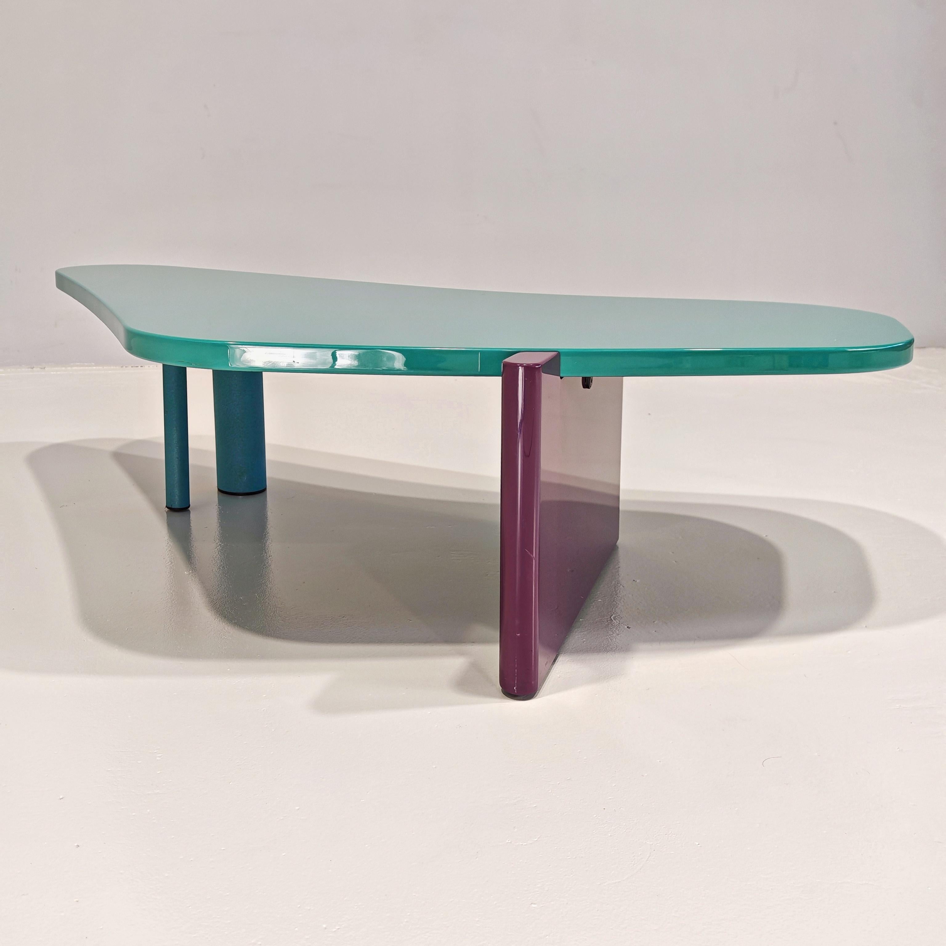 Tavolino da salotto celeste e viola e vintage italiano postmoderno anni 80 in vendita 8