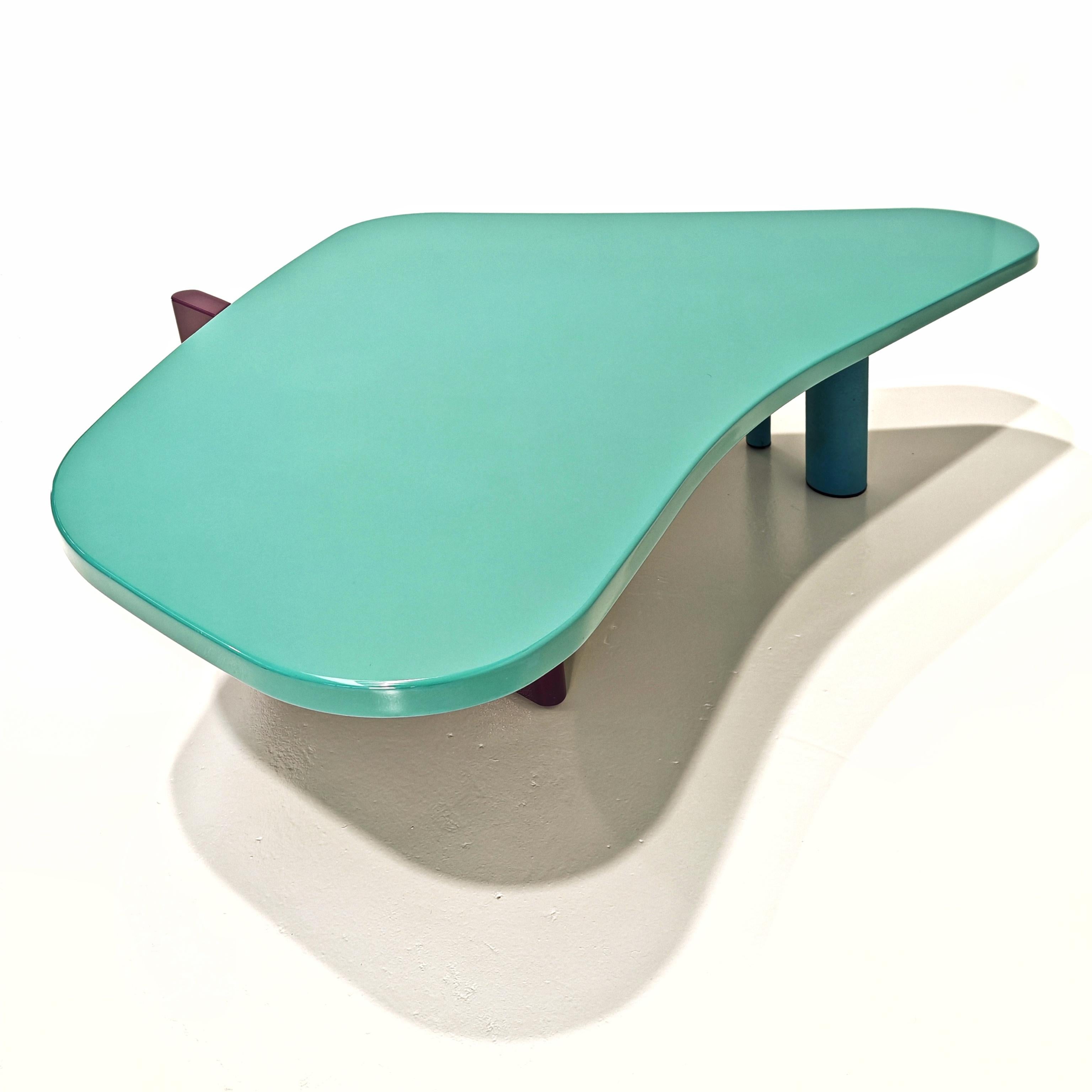 Tavolino da salotto celeste e viola e vintage italiano postmoderno anni 80 in vendita 9