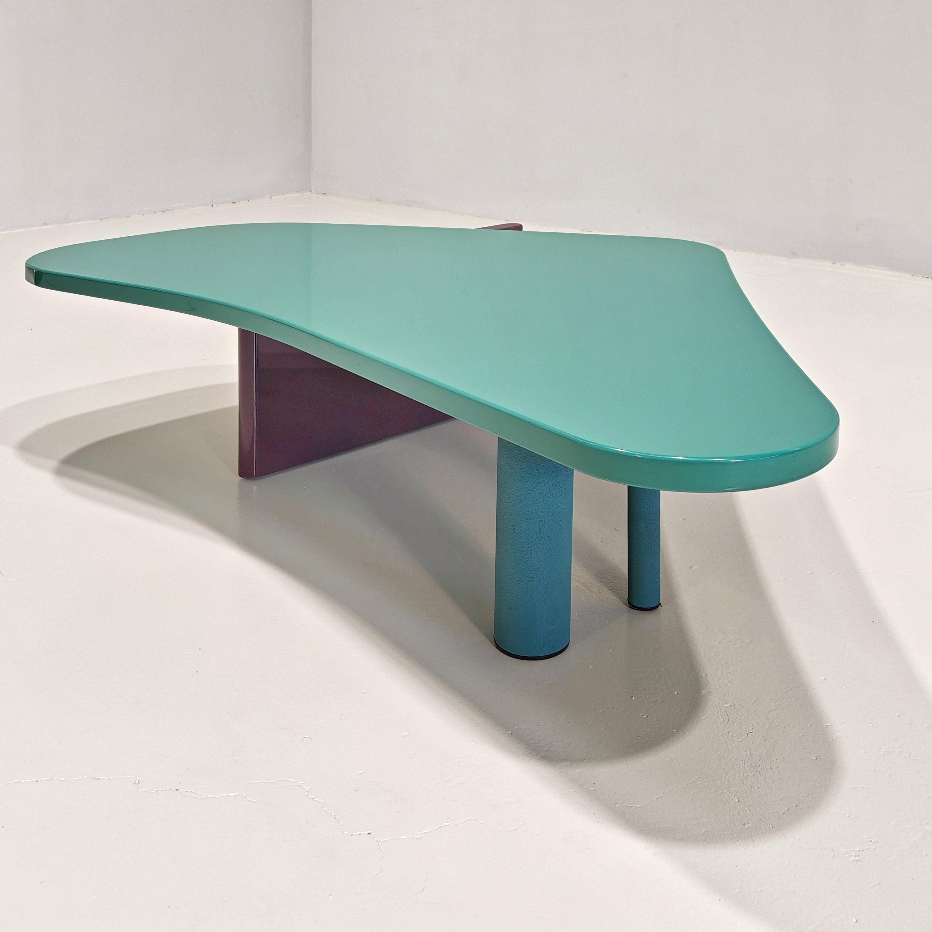 Tavolino da salotto celeste e viola e vintage italiano postmoderno anni 80 in vendita 11