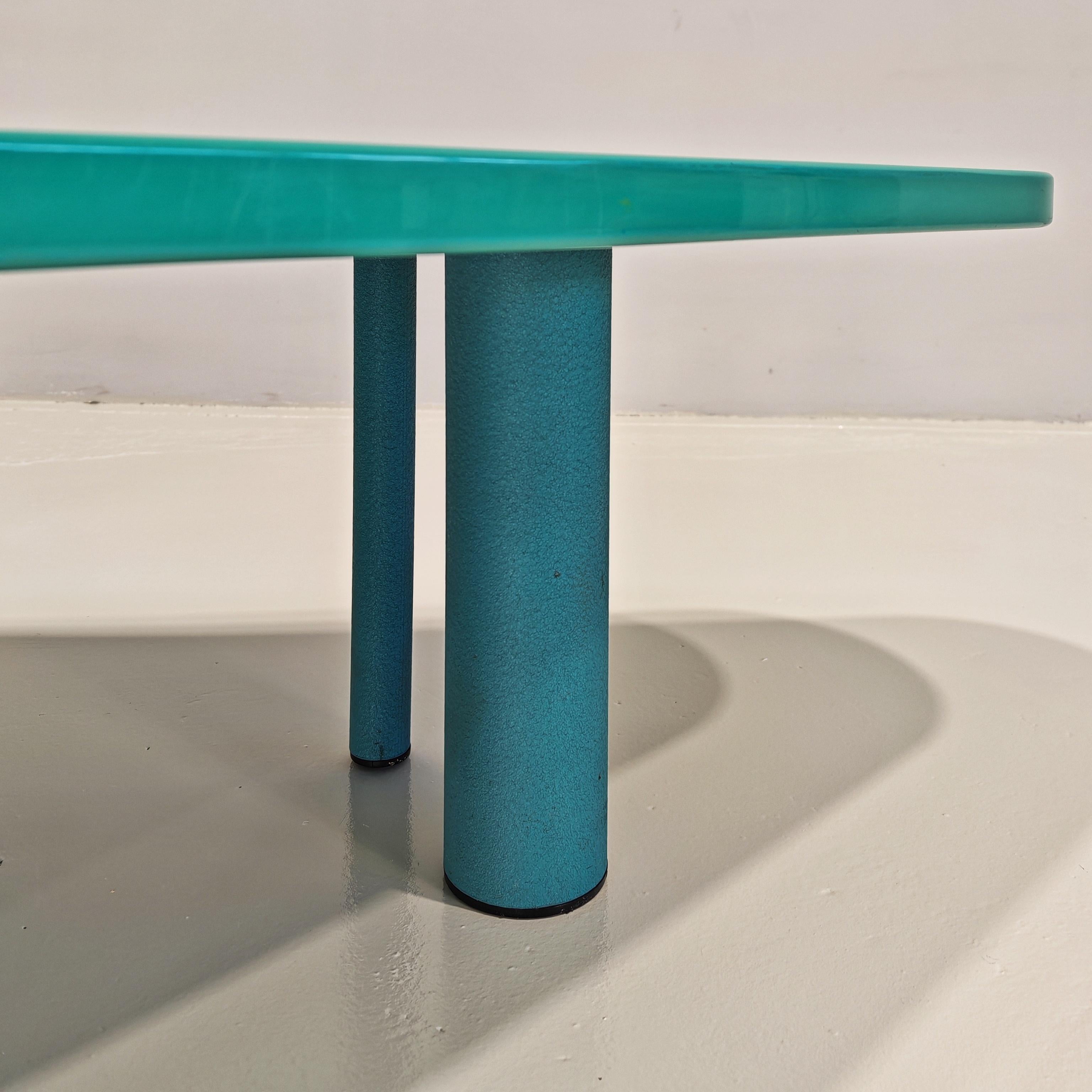 Italian Tavolino da salotto celeste e viola e vintage italiano postmoderno anni 80 in vendita