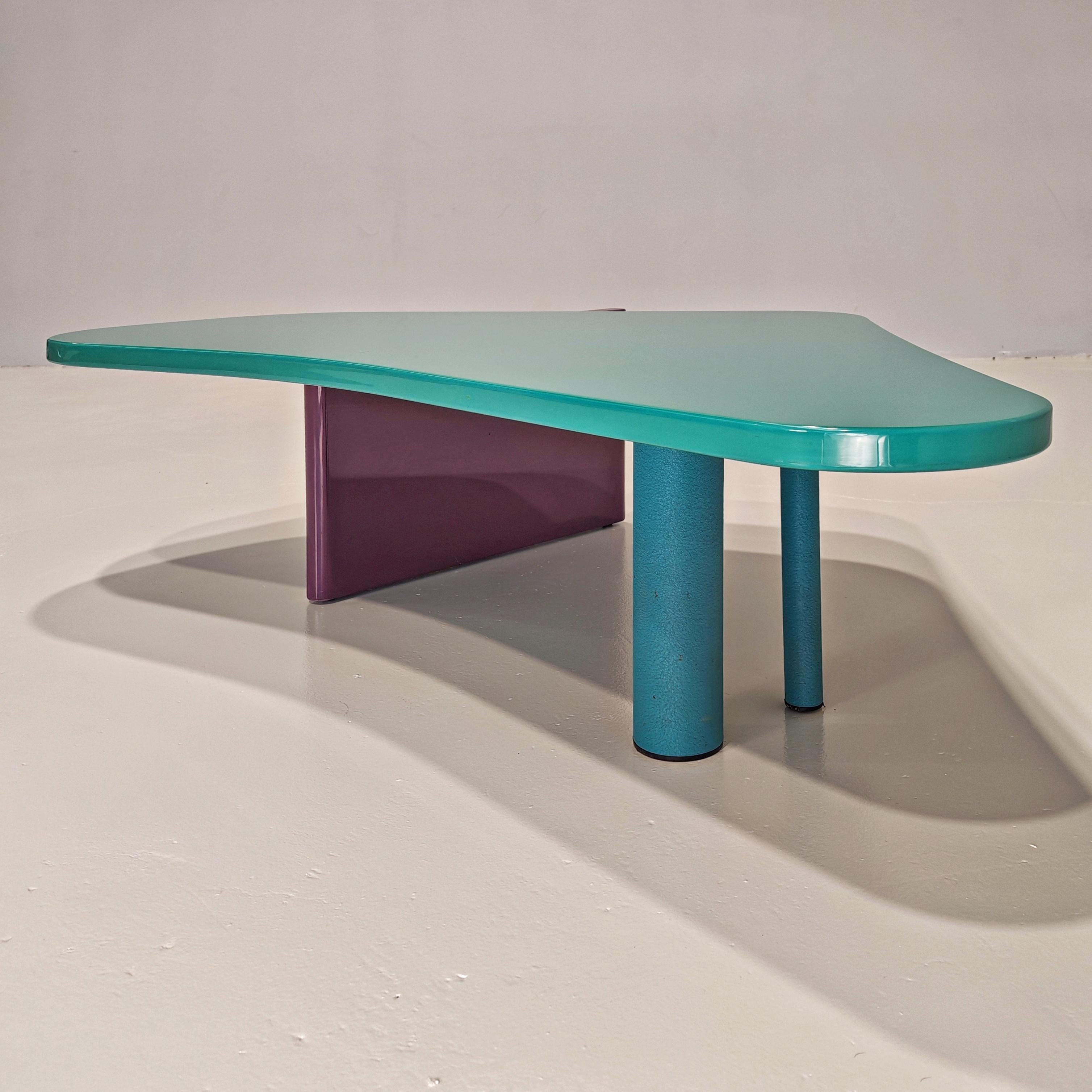 Altro Tavolino da salotto celeste e viola e vintage italiano postmoderno anni 80 in vendita