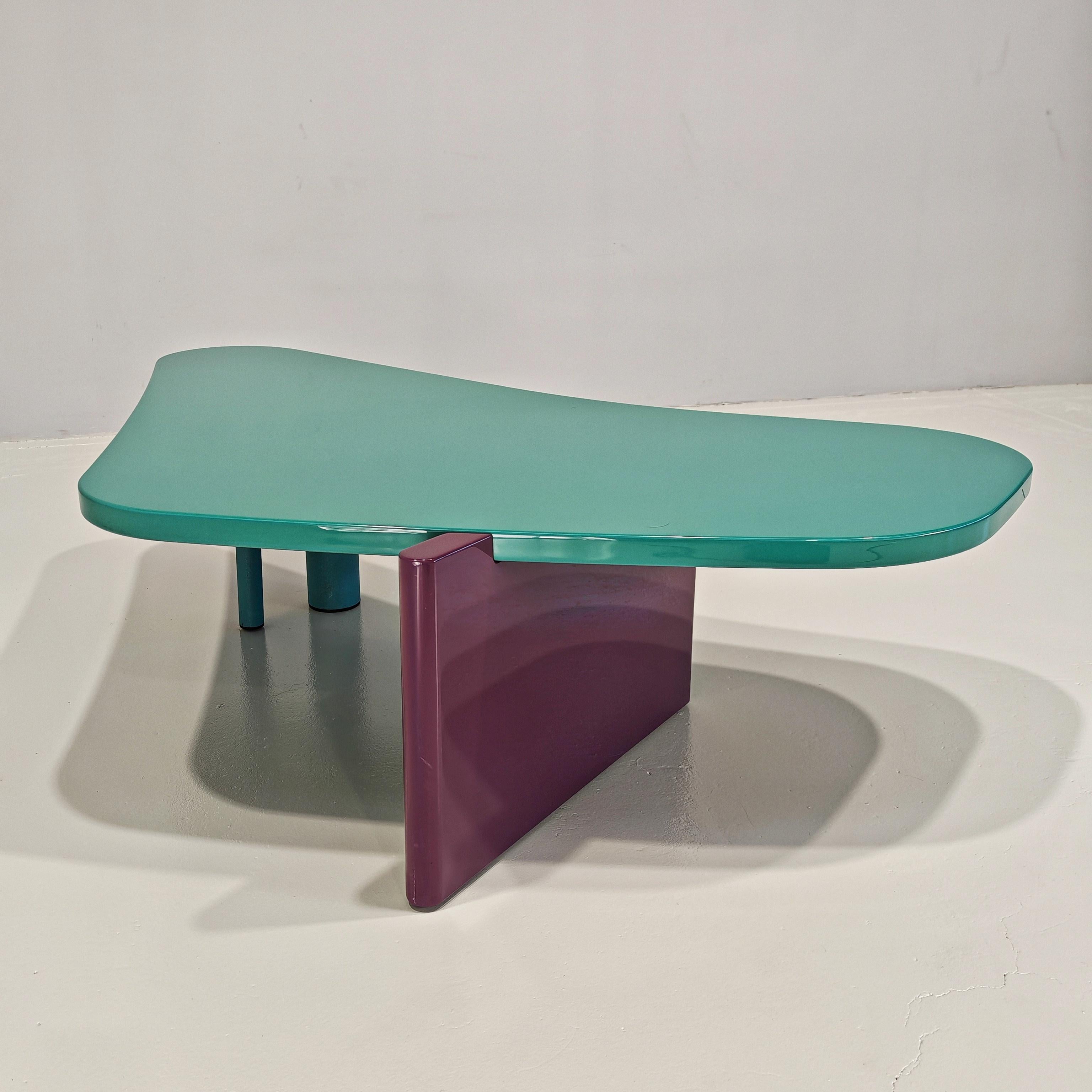 Tavolino da salotto celeste e viola e vintage italiano postmoderno anni 80 in vendita 1