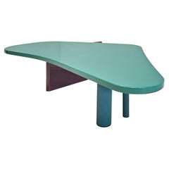 Hellblauer und violetter italienischer postmoderner Couchtisch aus den 1980er Jahren