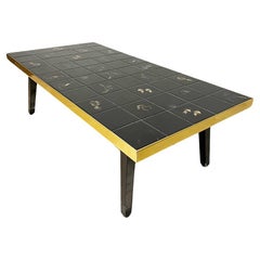 Table basse avec majolique noire et décoration dorée Top Vintage 1970
