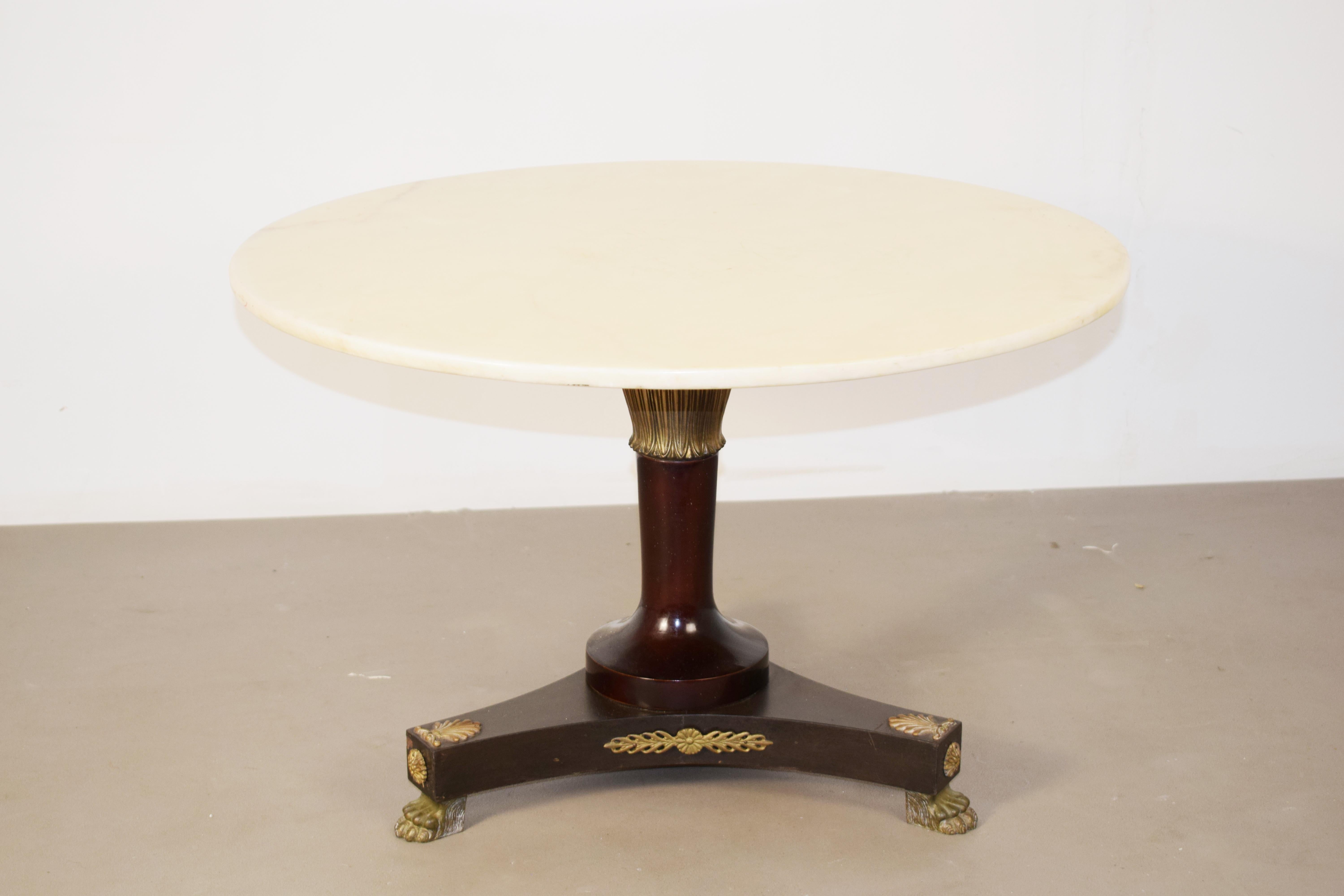 Tavolino da salotto di produzione italiana degli anni '50.
Piede in legno e dettagli in ottone, top in marmo.
Ottime condizioni, qualche graffio e segno di usura, vedere foto.
Dimensioni: H= 45 cm; D= 70 cm.

Si garantisce imballaggio professionale