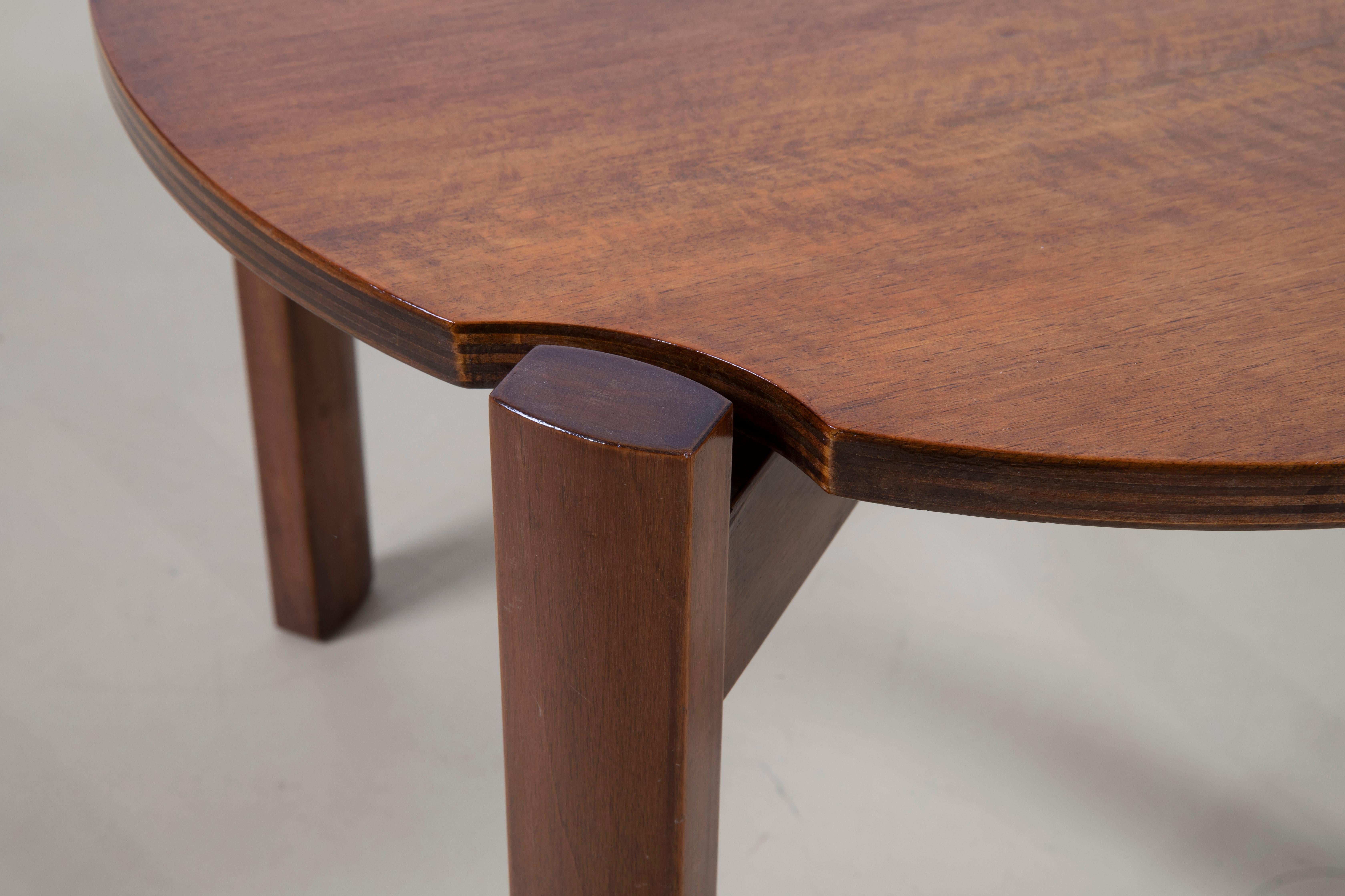 Table basse avec plateau en contreplaqué, fabrication italienne, années 1960 Bon état - En vente à Firenze, IT