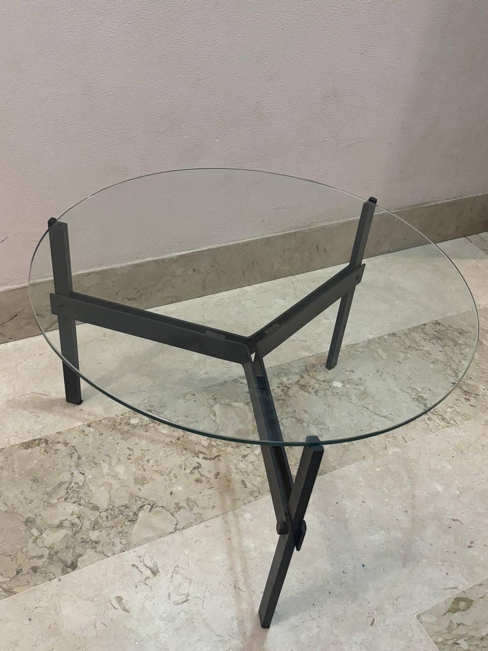 Mid-Century Modern Table basse de Mathieu Mategot en fer laitonné et verre du 20ème siècle. en vente