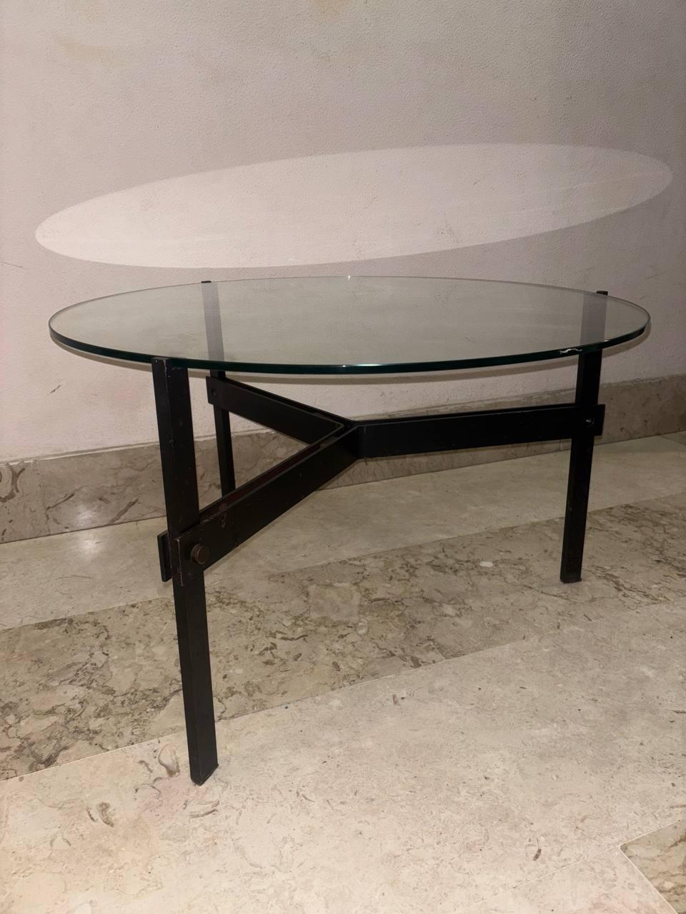 French Table basse de Mathieu Mategot en fer laitonné et verre du 20ème siècle. en vente
