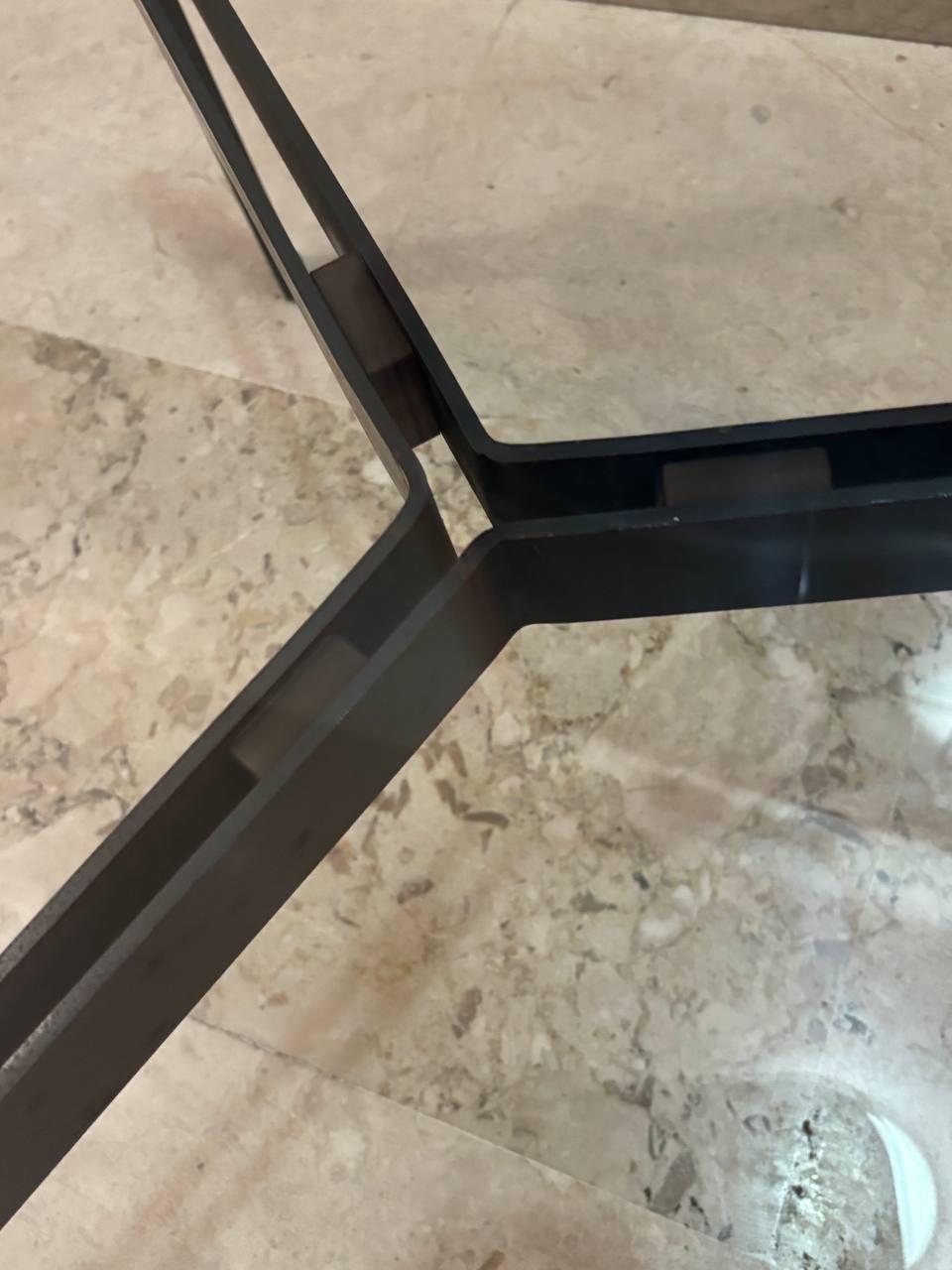 Table basse de Mathieu Mategot en fer laitonné et verre du 20ème siècle. Bon état - En vente à Palermo, IT