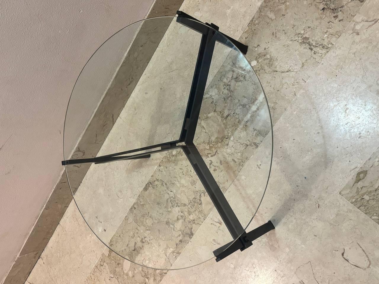 Mid-20th Century Table basse de Mathieu Mategot en fer laitonné et verre du 20ème siècle. en vente