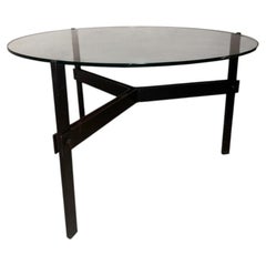 Mesa de centro de Mathieu Mategot en hierro latonado y cristal del siglo XX.