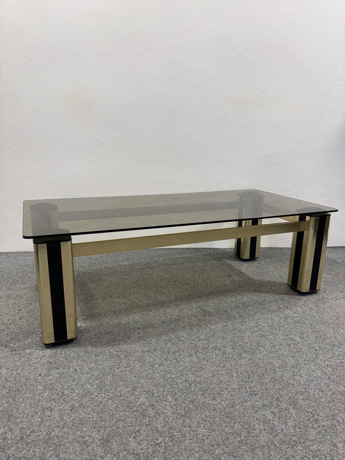 Magnifique table basse en métal doré et plastique, plateau en verre ocre, réalisée dans les années 1970, fabrication italienne.

L'article est en bon état de conservation, il n'y a pas de défauts esthétiques ou structurels majeurs à signaler,