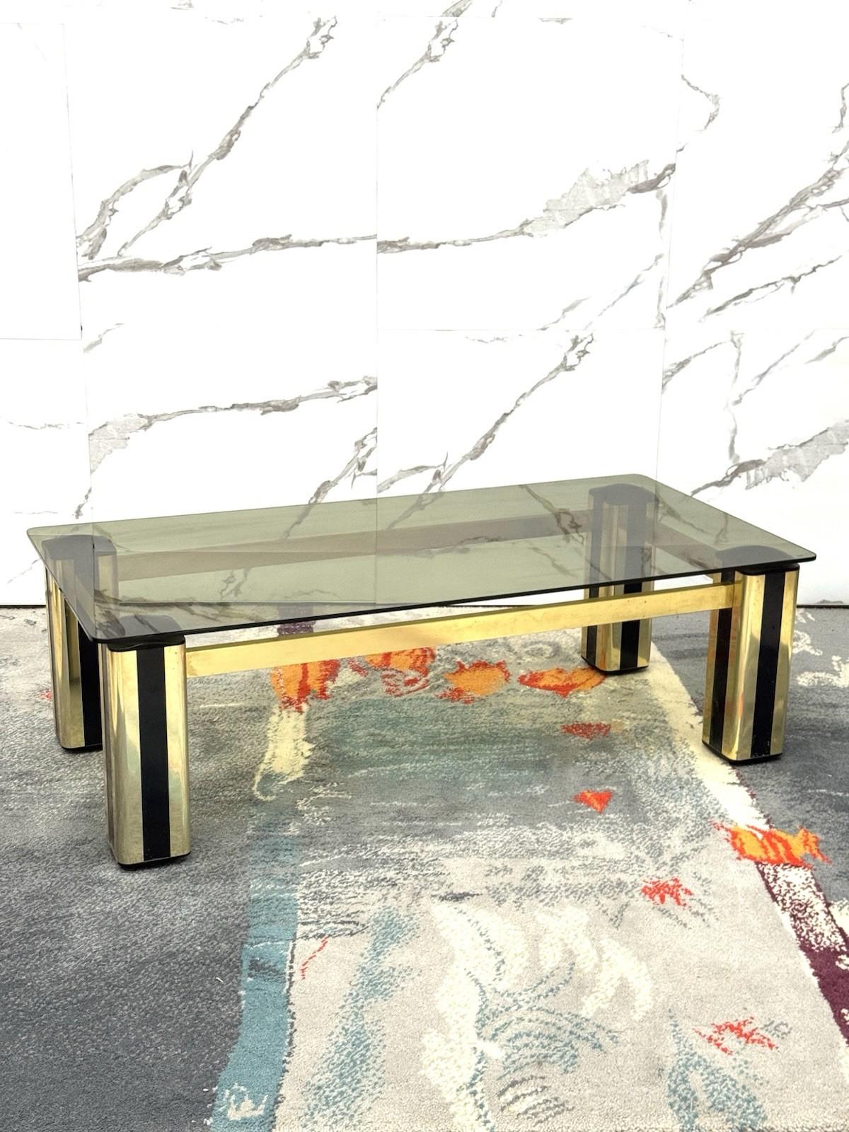 Meraviglioso tavolino da salotto in metallo dorato e materiale plastico, piano in vetro color ocra, prodotto negli anni 70, manifattura italiana.

L’articolo è in buone condizioni conservative, non vi è alcun difetto estetico o strutturale