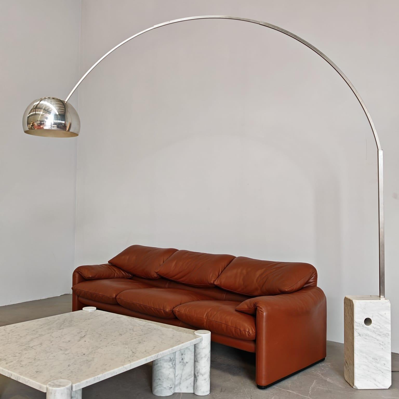 Tavolino da salotto in marmo  di Carrara Jumbo Knoll disegnato da Gae Aulenti in vendita 6