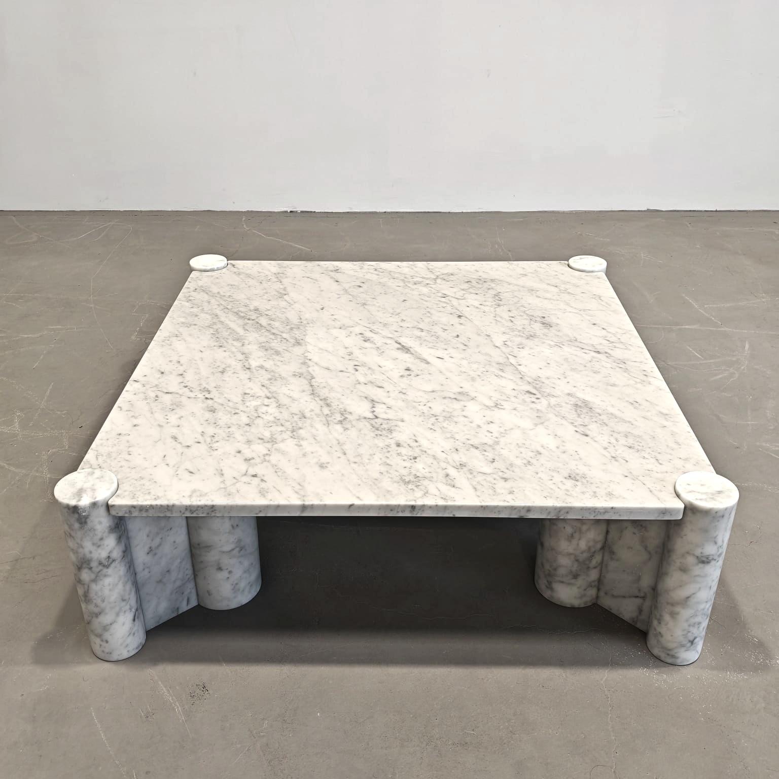 Prestigioso Tavolino scultoreo da salotto disegnato da Gae Aulenti per Knoll nel 1965. base formata a 4 blocchi in marmo di carrara e top in marmo di carrara. Il Tavolino non è stato utilizzato e quindi le condizioni sono pari al nuovo.
marchio di