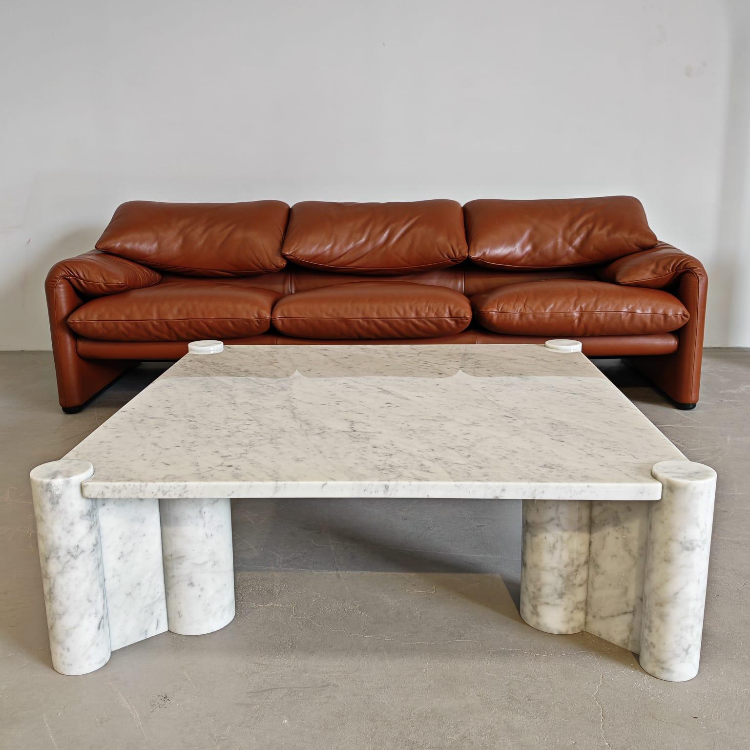 Mid-Century moderno Tavolino da salotto in marmo  di Carrara Jumbo Knoll disegnato da Gae Aulenti in vendita