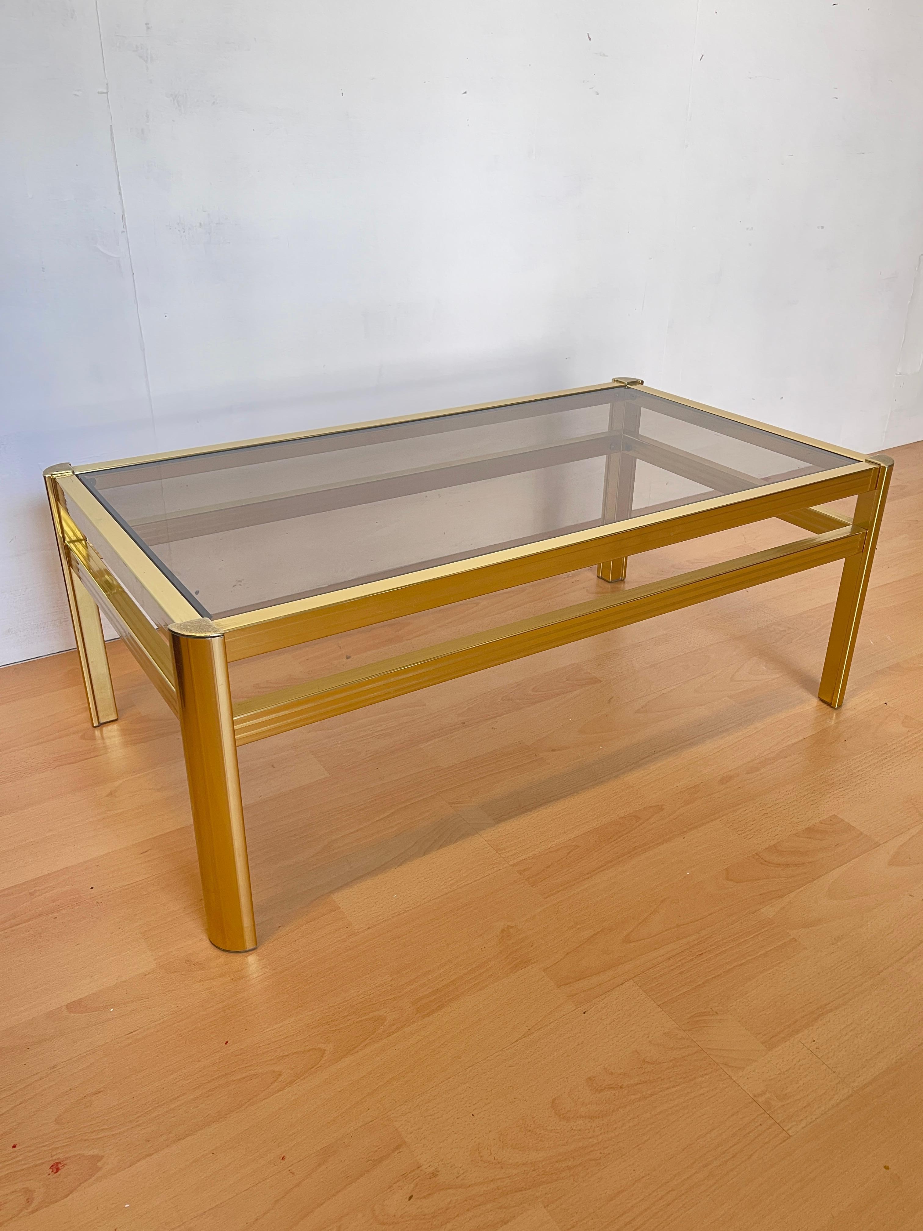 Mesa de salón en latón y cristal ahumado, años 70 - 'Golden Line'. Moderno en venta