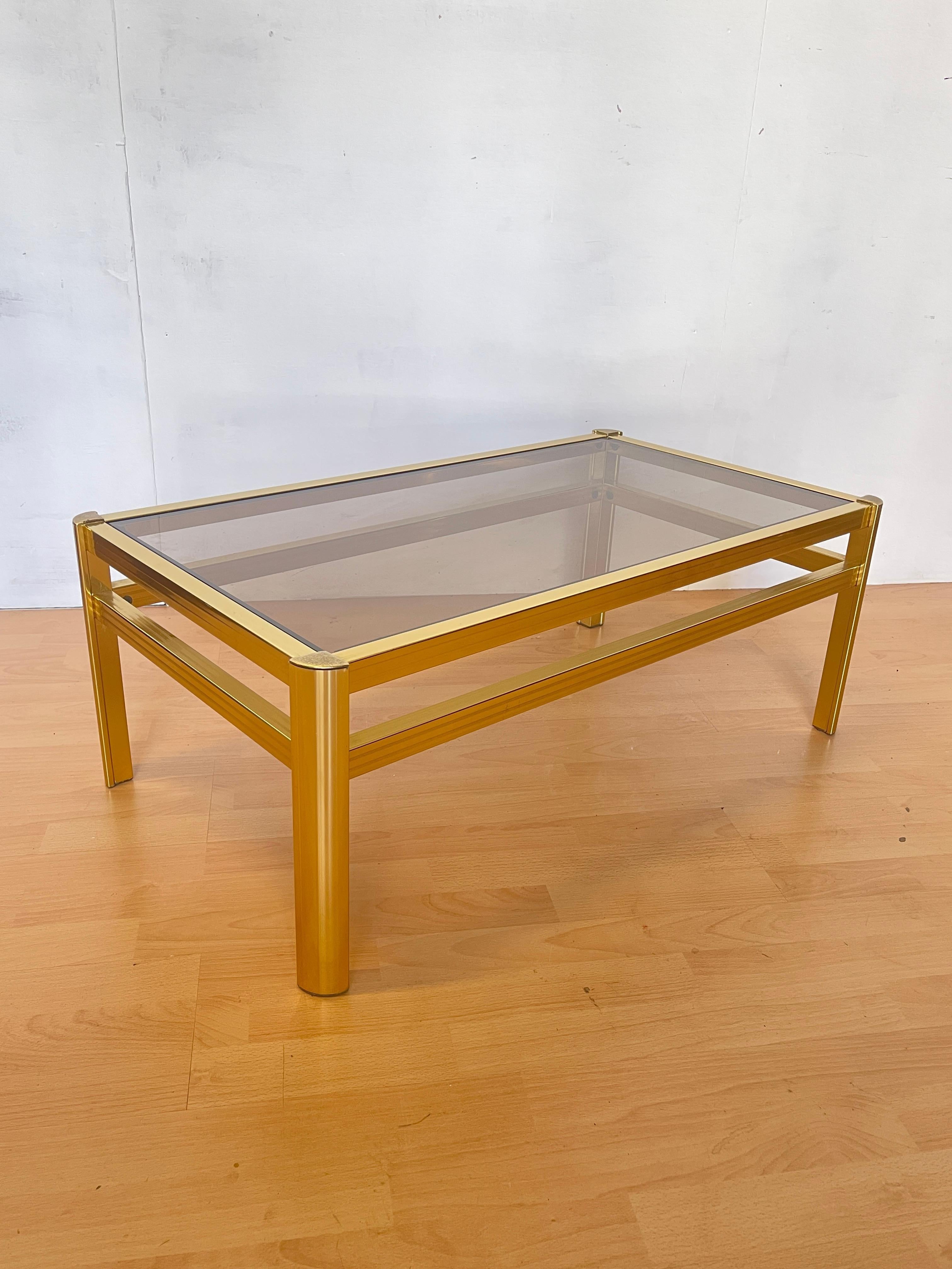 Mesa de salón en latón y cristal ahumado, años 70 - 'Golden Line'. European en venta
