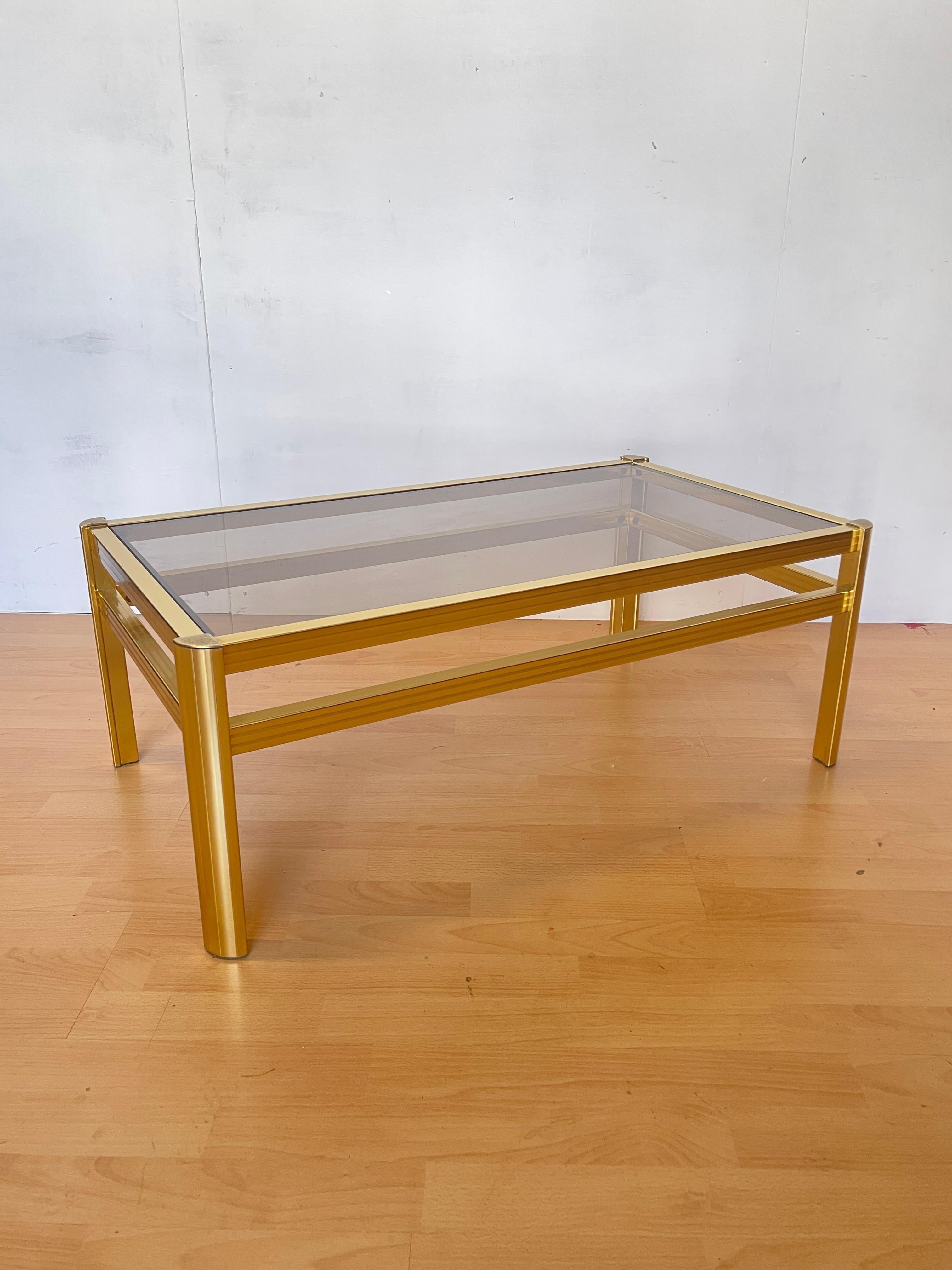 Mesa de salón en latón y cristal ahumado, años 70 - 'Golden Line'. Otro en venta
