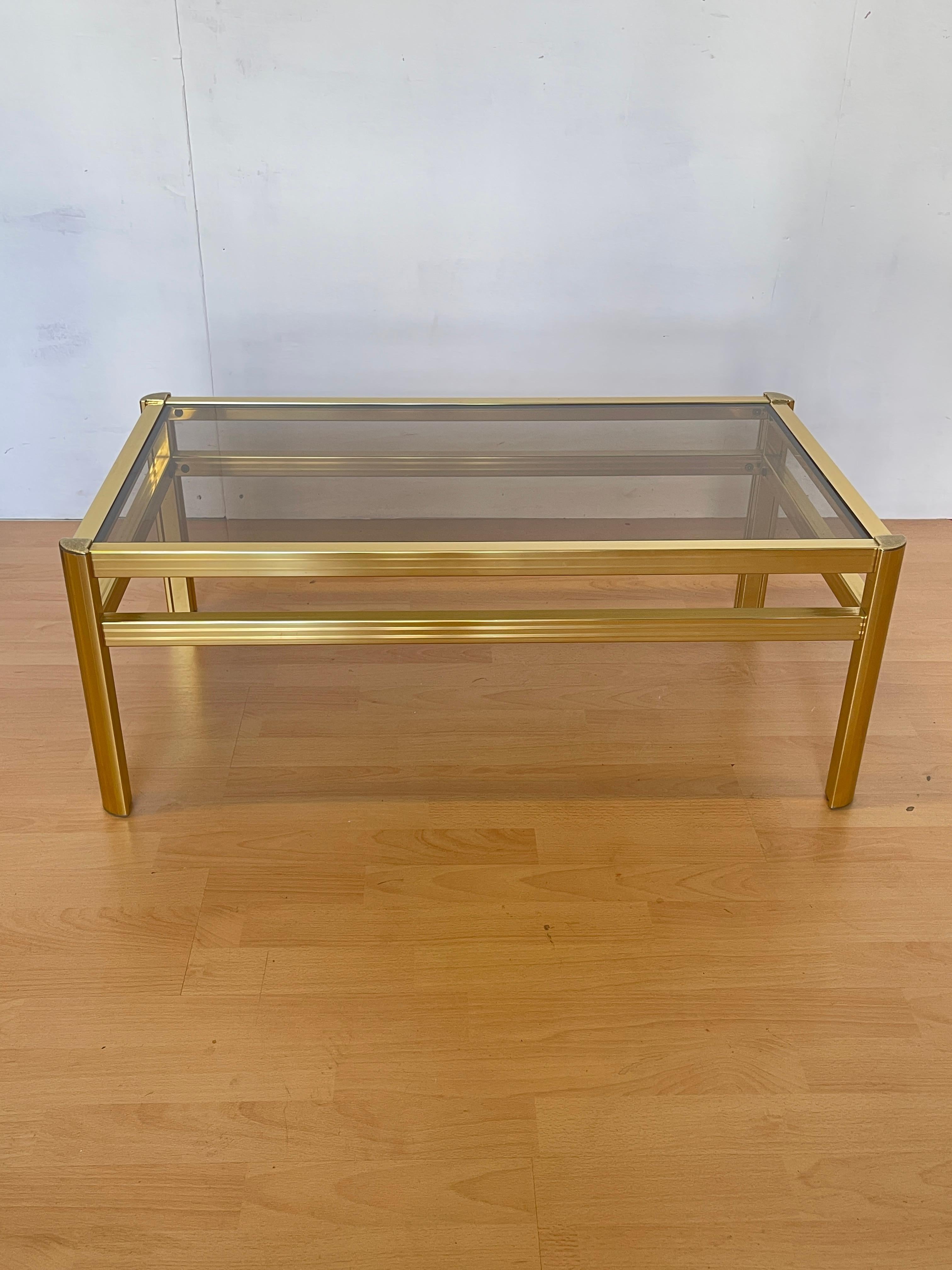 Mesa de salón en latón y cristal ahumado, años 70 - 'Golden Line'. en Bueno estado para la venta en Cantù, IT