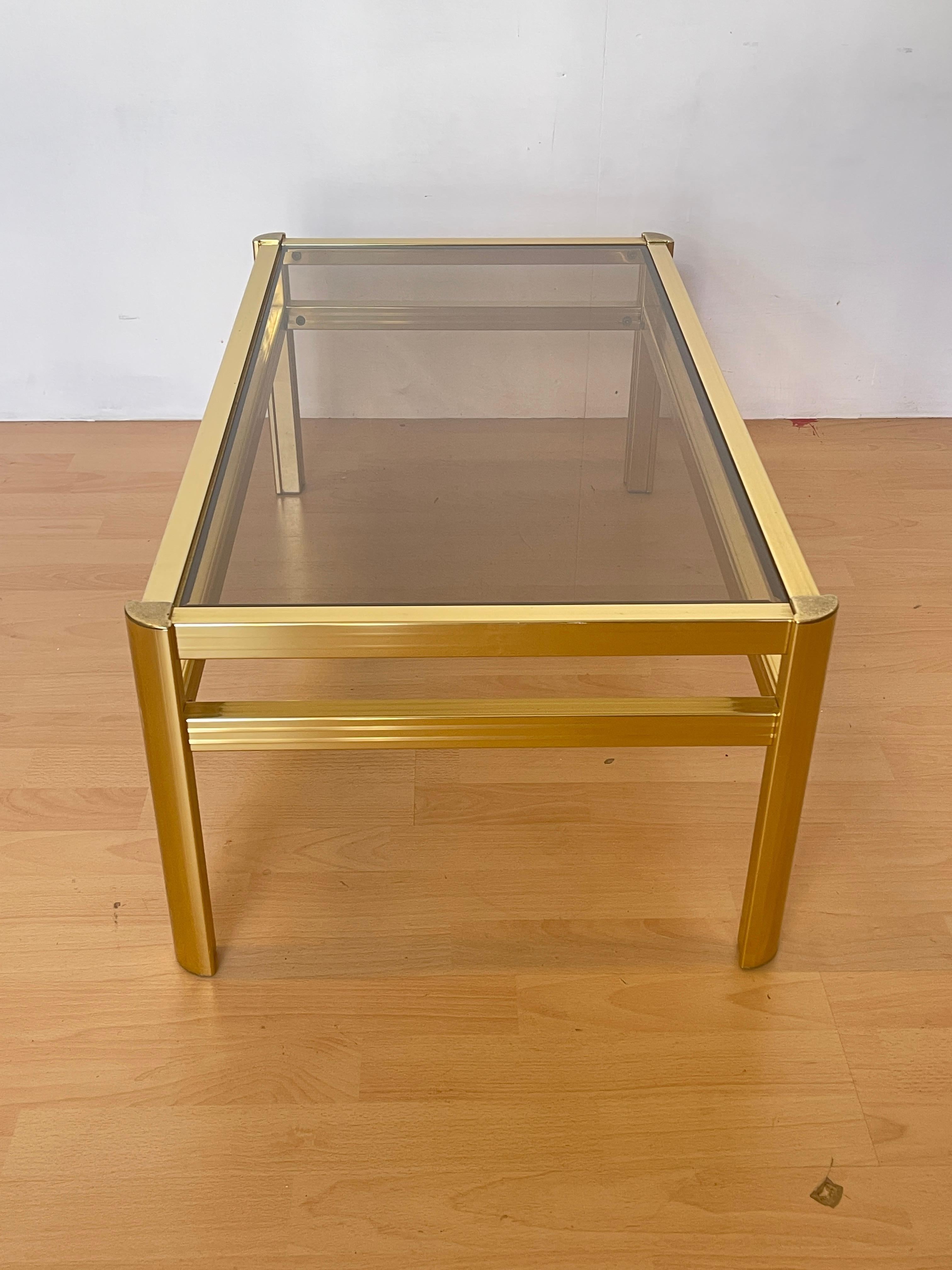 Mesa de salón en latón y cristal ahumado, años 70 - 'Golden Line'. 20th Century en venta