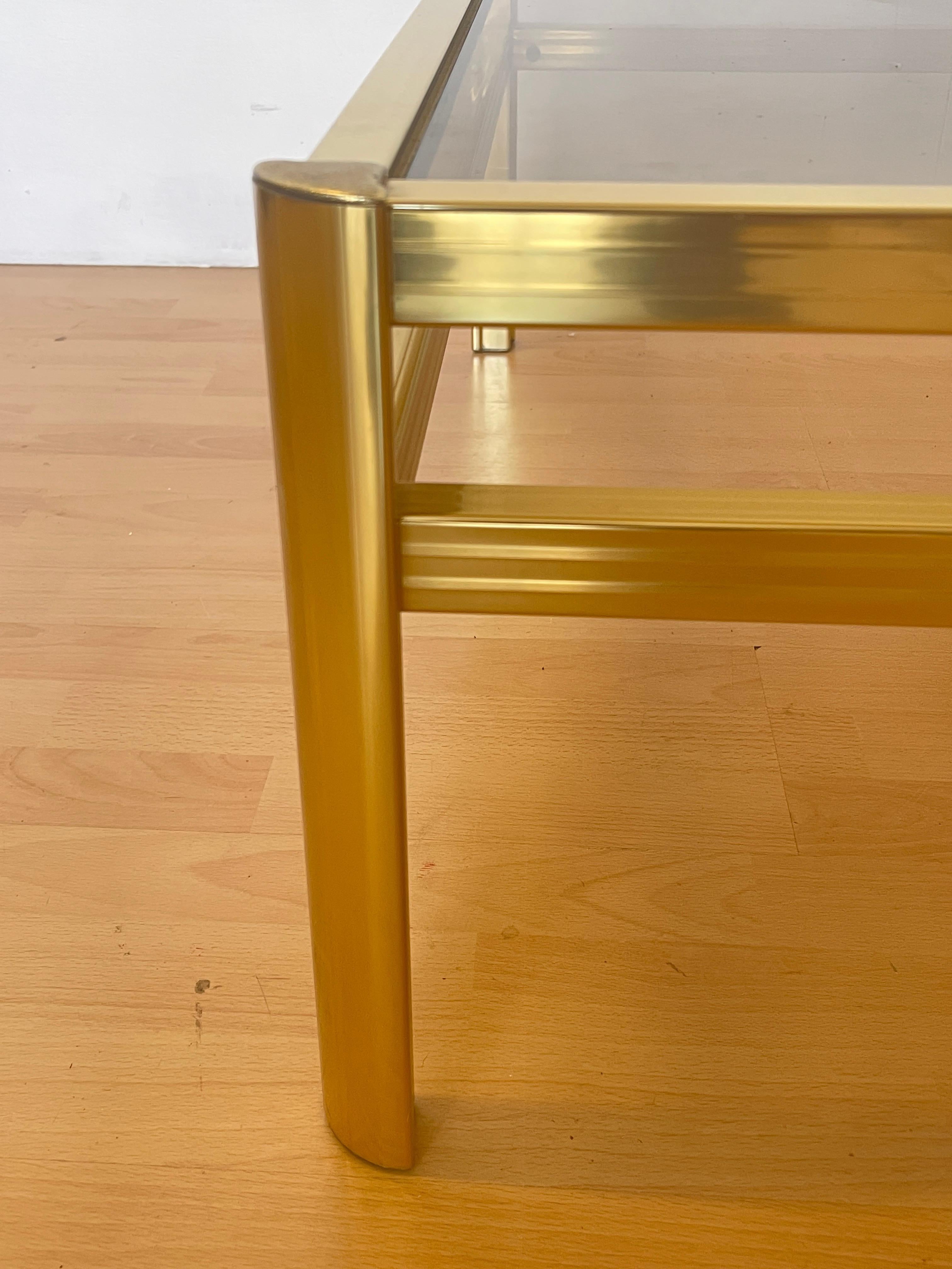 Mesa de salón en latón y cristal ahumado, años 70 - 'Golden Line'. Latón en venta