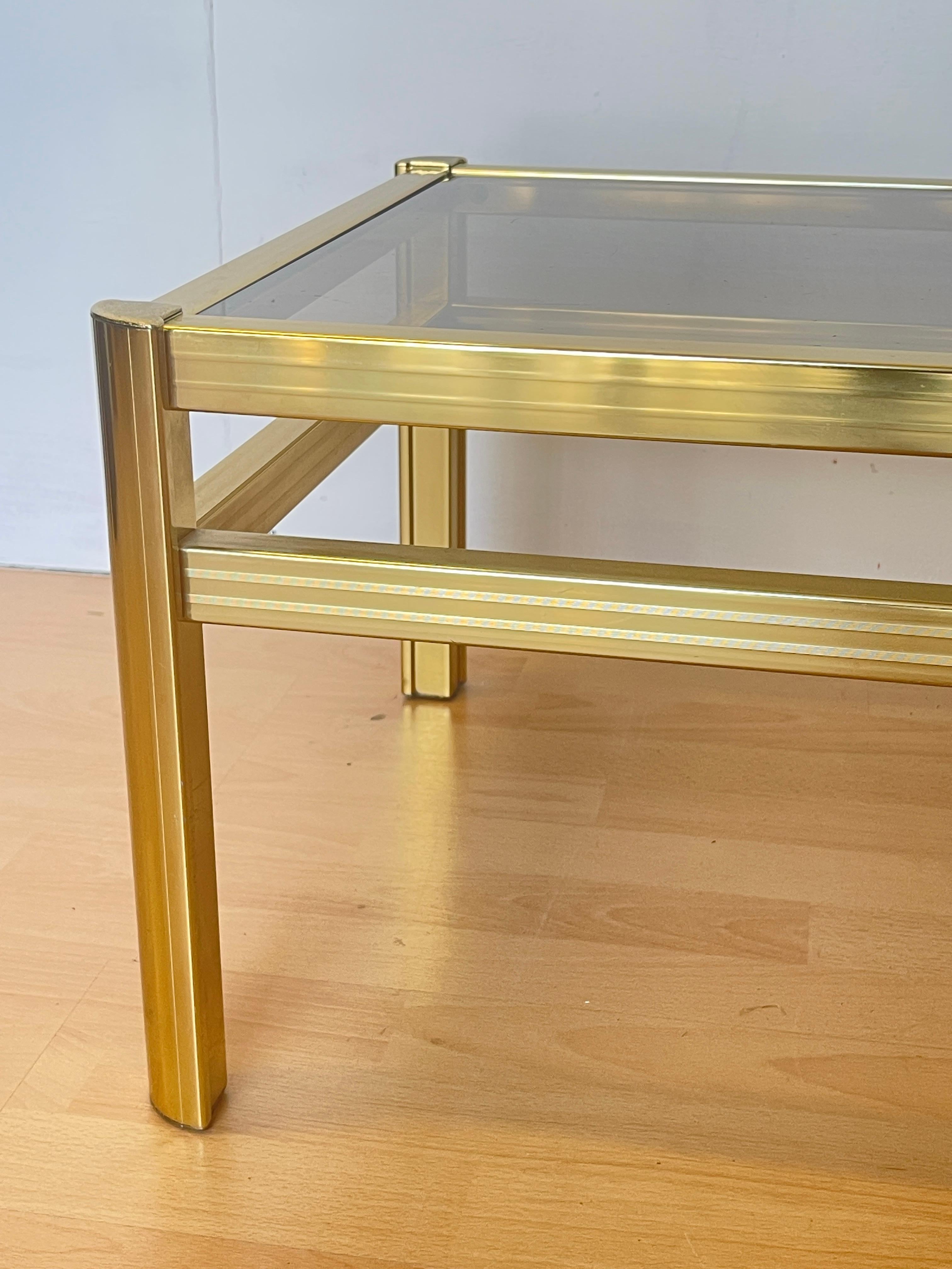 Mesa de salón en latón y cristal ahumado, años 70 - 'Golden Line'. en venta 1
