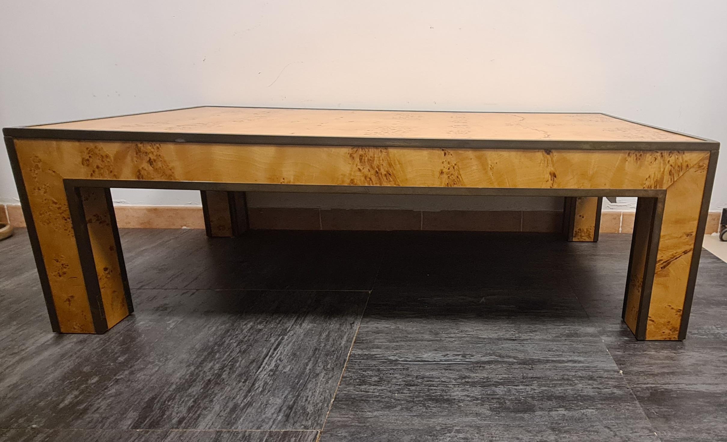Low coffee table for living room made of briar and brass in the style of Willy Rizzo.

Made of fine materials, wood covered with Elm burl and matted brass.

Ideal for your living room or a waiting room this coffee table made in the 1980s' enjoys the