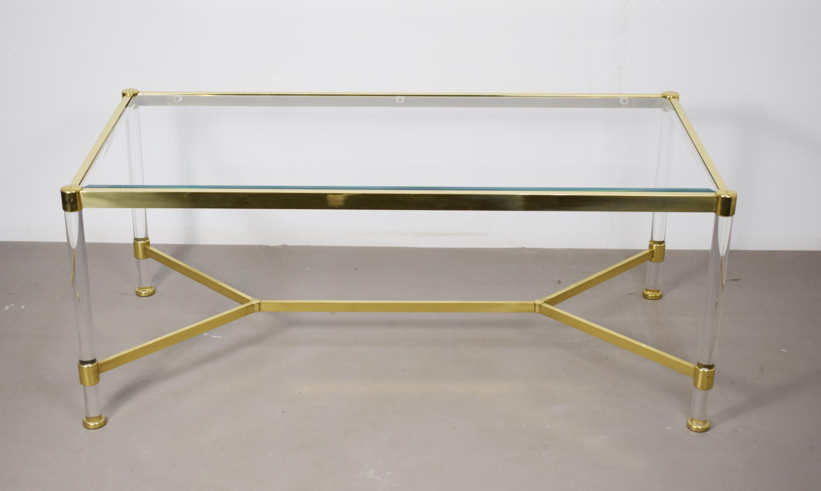 Grande tavolino da salotto in vetro, plexiglass e ottone, produzione italiana degli anni '70 circa.
In linea con lo stile italiano della seconda metà del 900, condizioni molto buone, solo qualche segno del tempo, vedere foto.
Dimensioni: H= 45 cm;