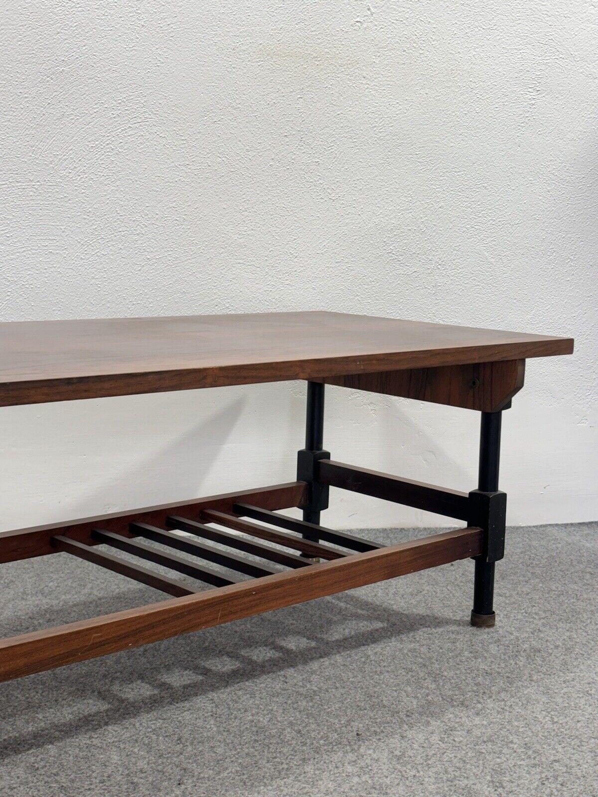 Wooden coffee table 60's design Modernism In Good Condition For Sale In Taranto, IT