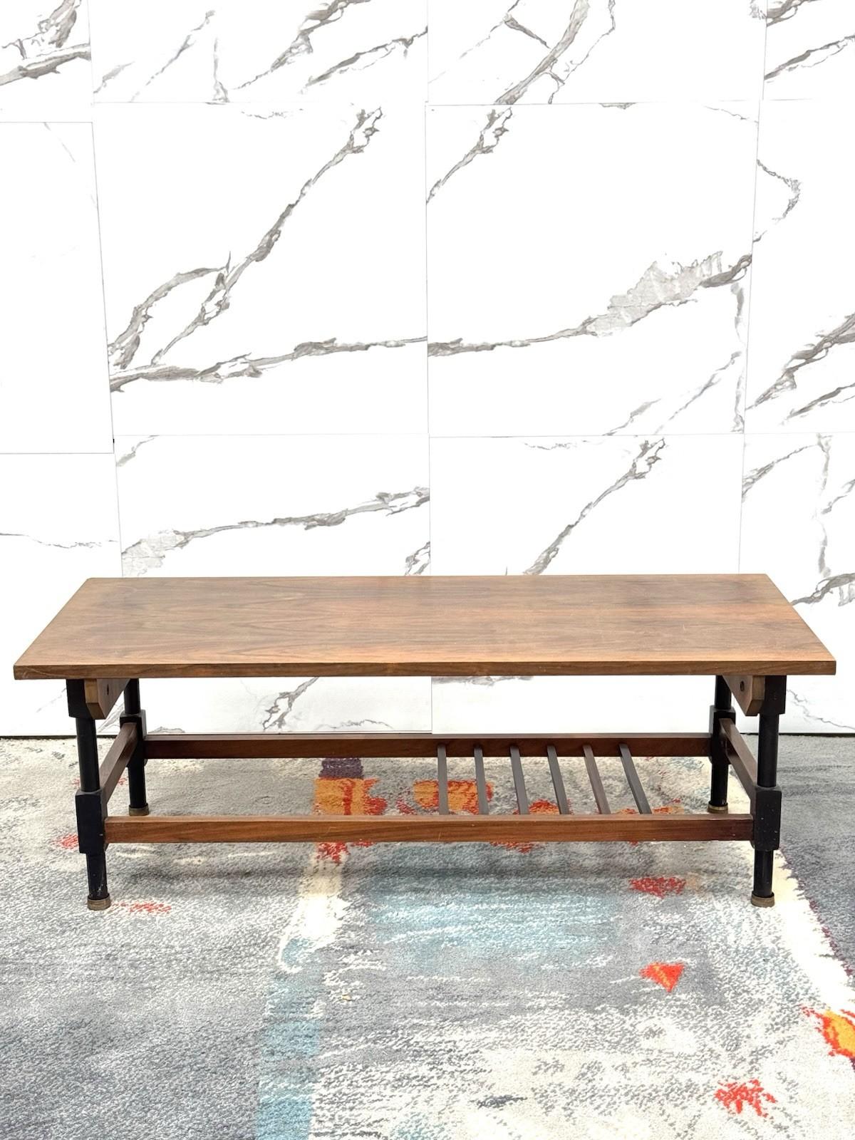 Tavolino da salotto legno teak scandinavo anni 60 design Modernariato Excellent état - En vente à Taranto, IT