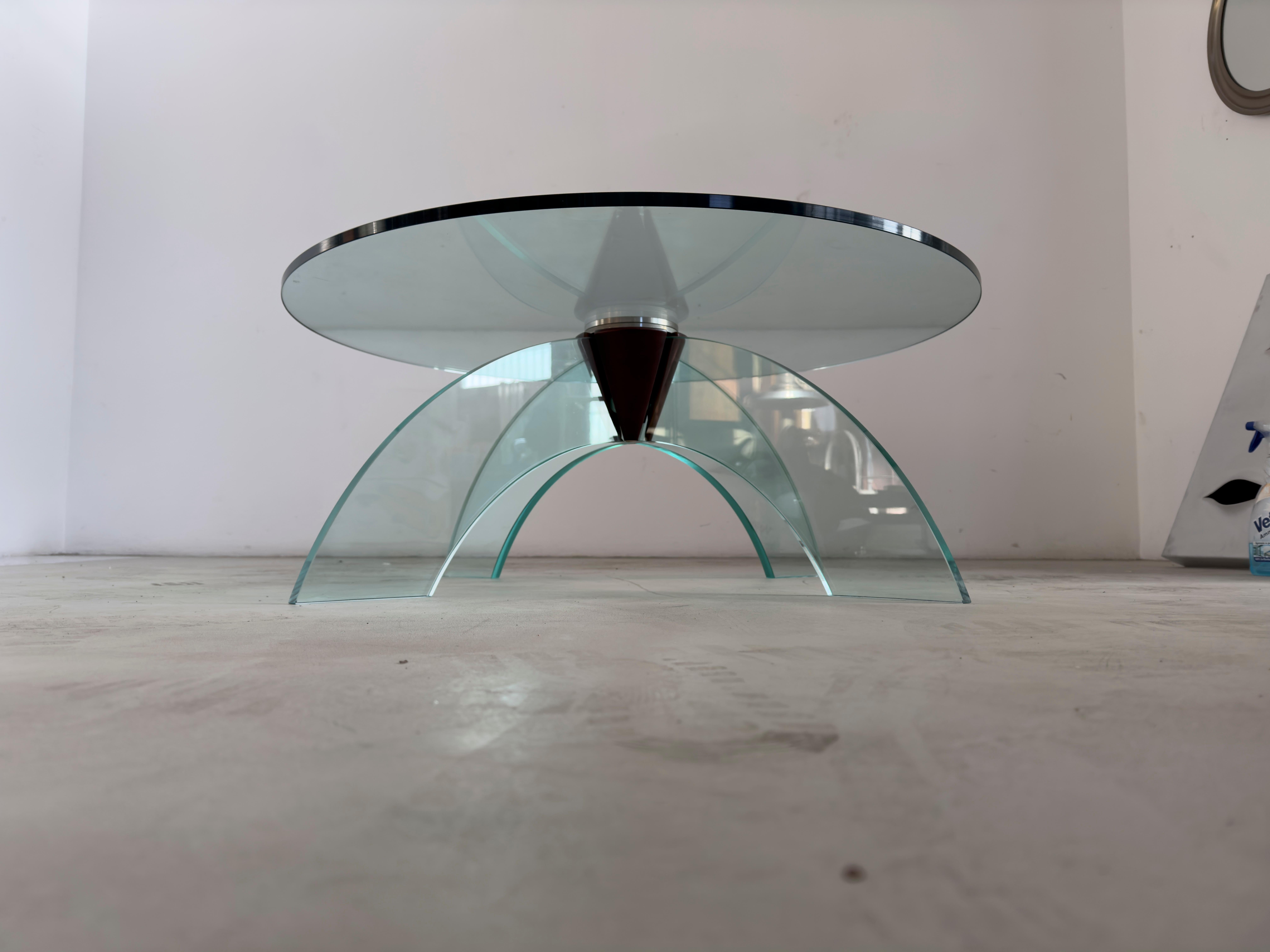 Tavolino da salotto rotondo realizzato in vetro temperato. Manifattura Italiana. Anni '70.