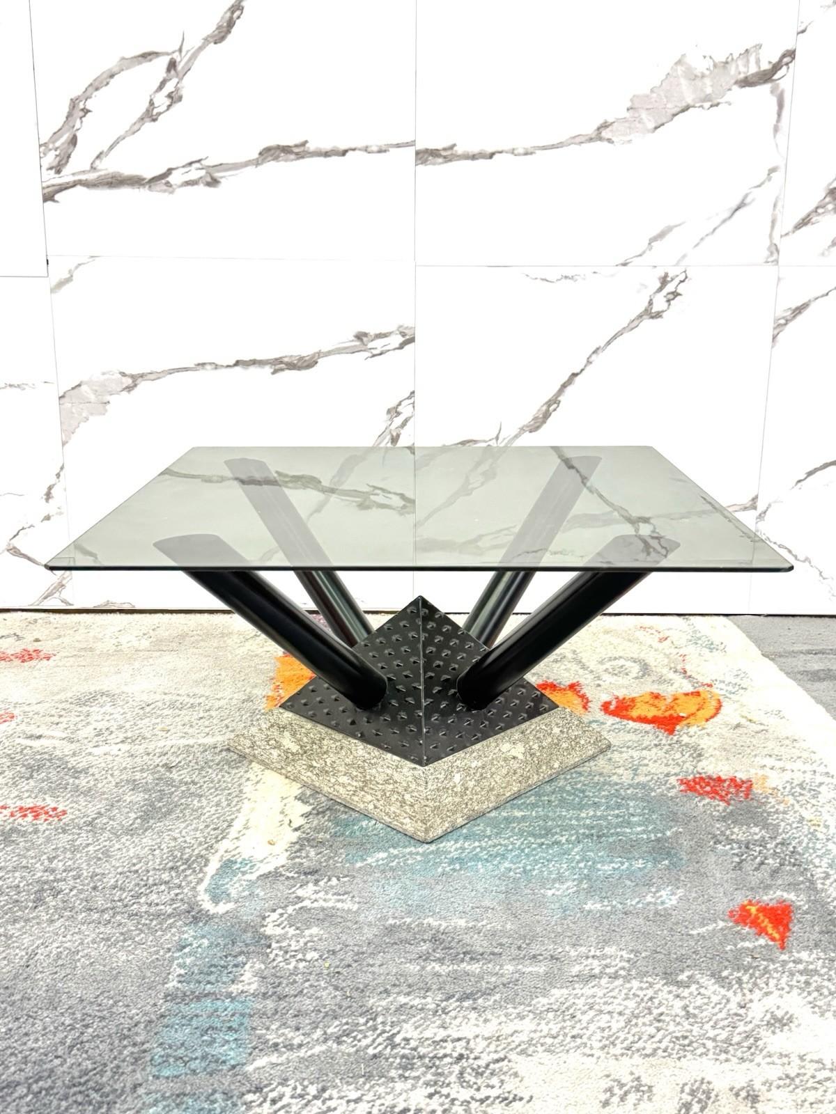 Tavolino Da Salotto Marmo E Metallo Design Modernariato Anni 80.

Base in marmo struttura in metallo verniciato di colore nero, piano in cristallo molato.

L’articolo è in ottime condizioni conservative, non vi è alcun difetto estetico o strutturale