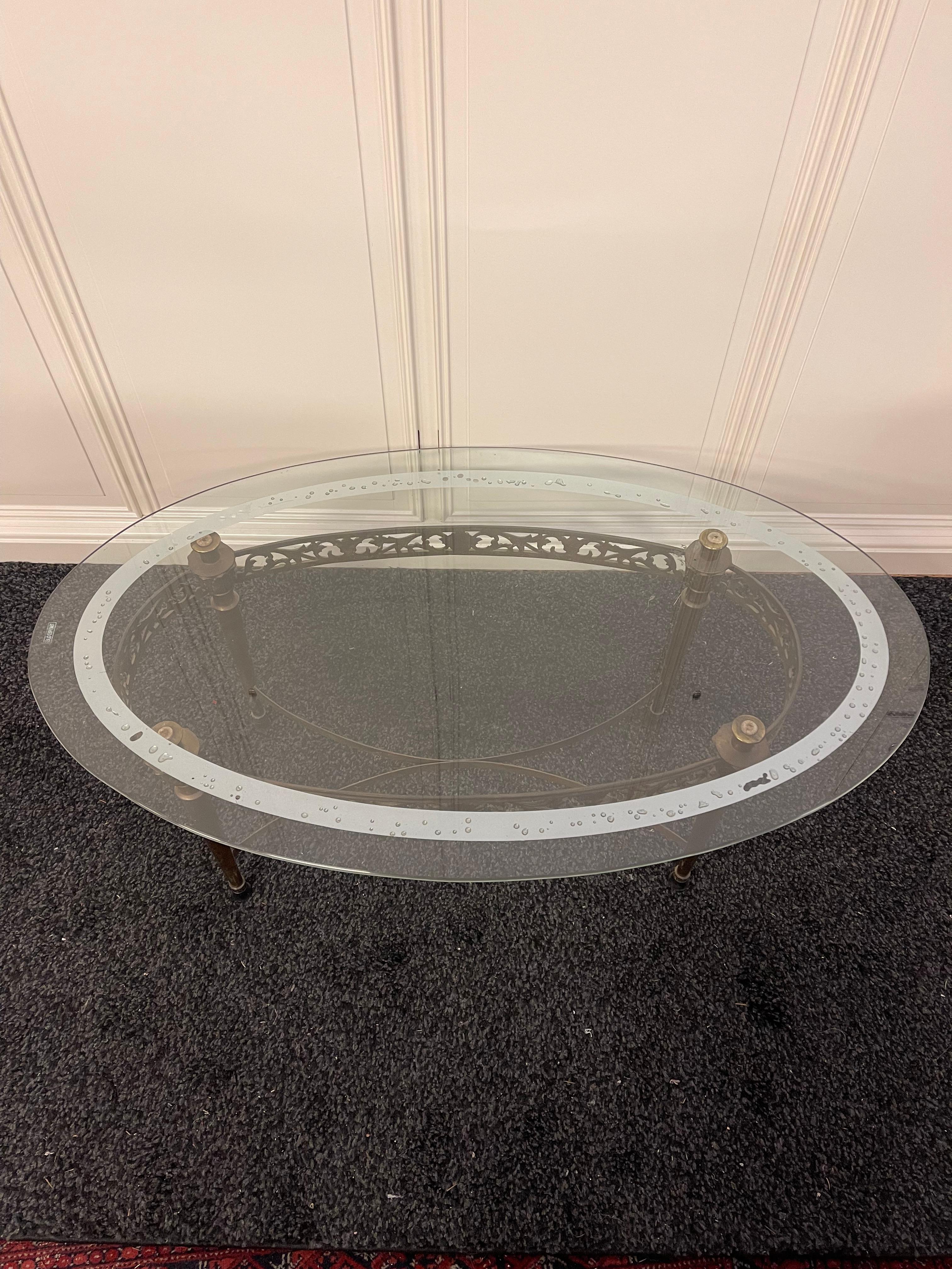 Tavolino da salotto ovale in vetro e ottone, stile classico elegante anni '50 in vendita 3