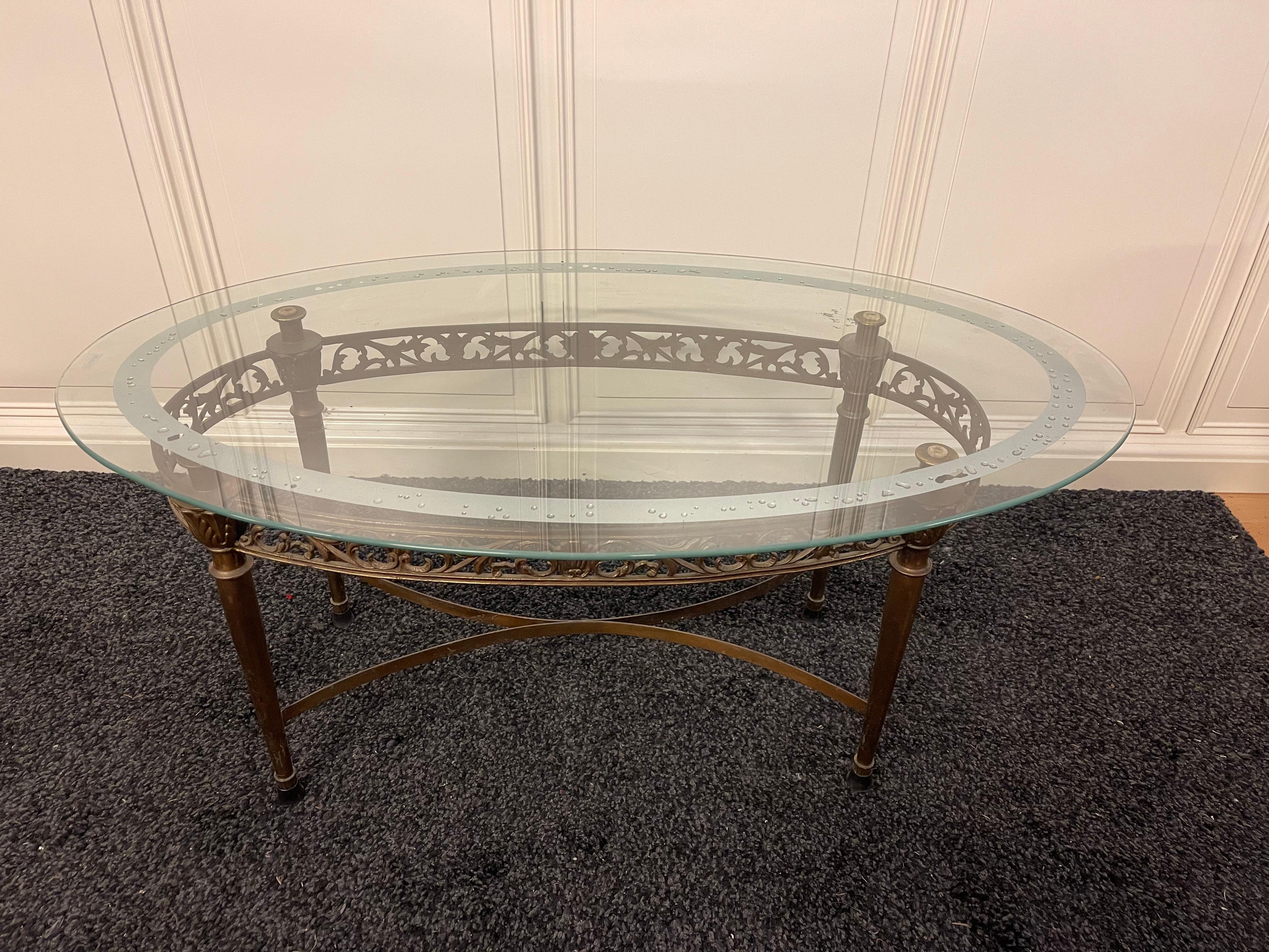 Neoclassico Tavolino da salotto ovale in vetro e ottone, stile classico elegante anni '50 in vendita