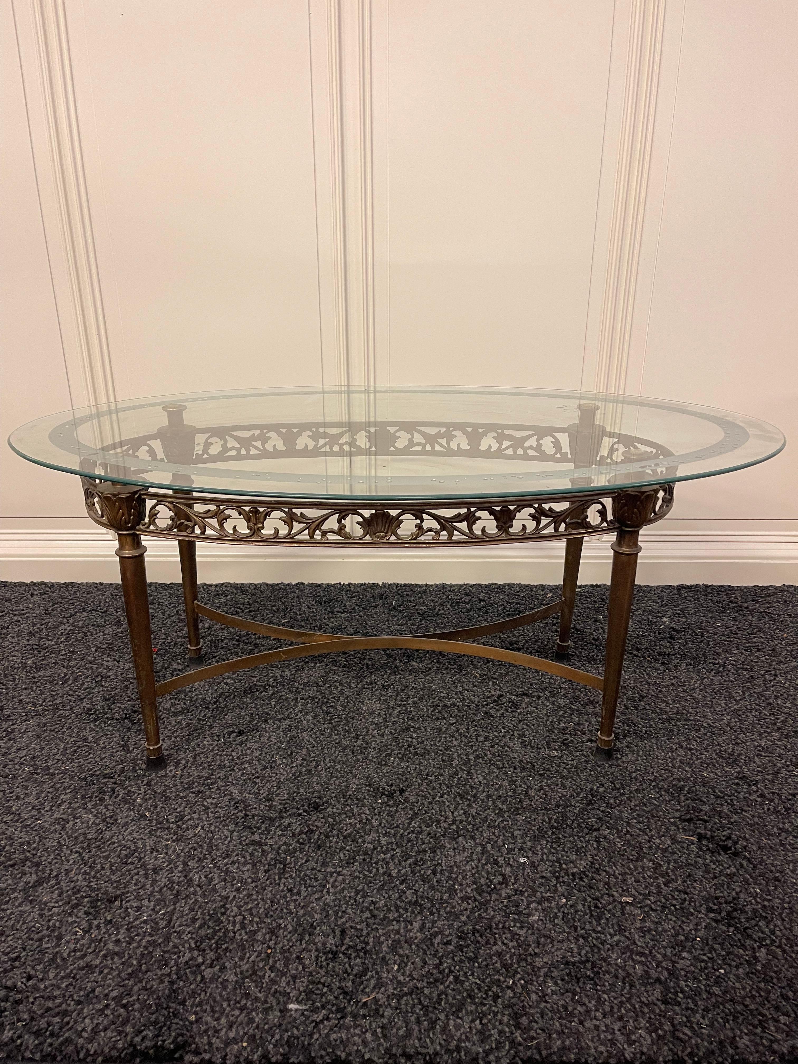 Italian Tavolino da salotto ovale in vetro e ottone, stile classico elegante anni '50 in vendita