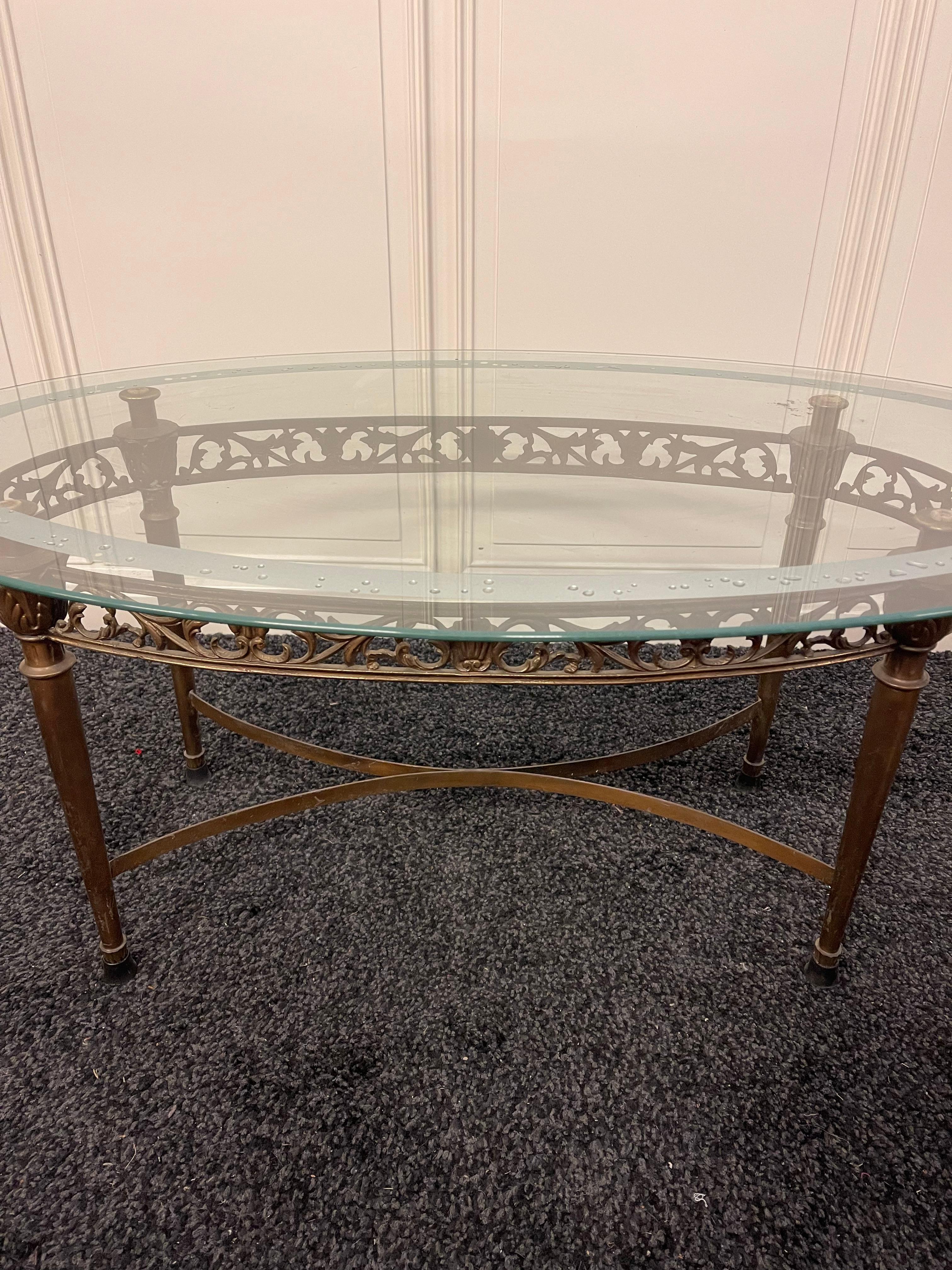 Altro Tavolino da salotto ovale in vetro e ottone, stile classico elegante anni '50 in vendita