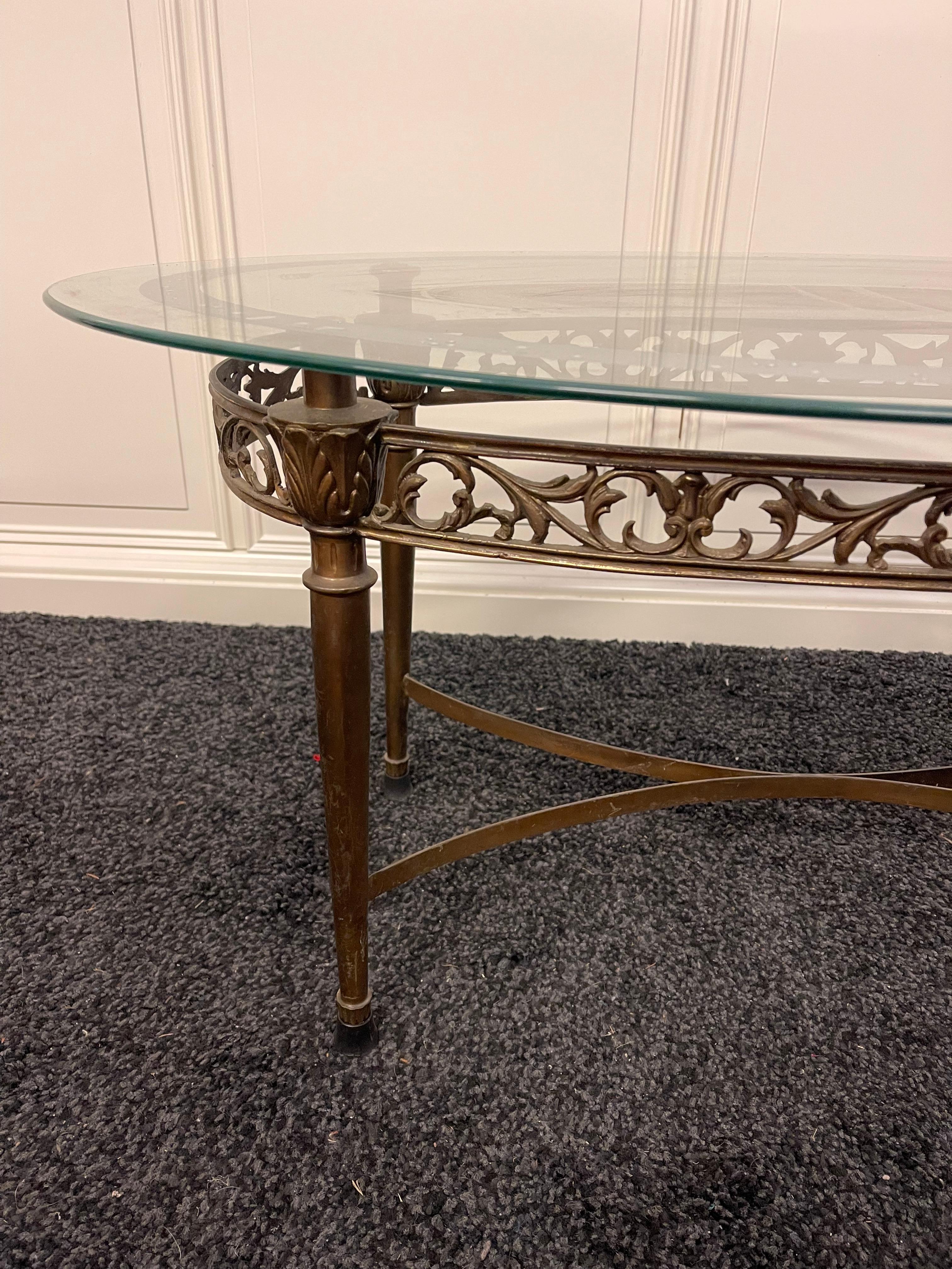 Tavolino da salotto ovale in vetro e ottone, stile classico elegante anni '50 In condizioni buone in vendita a Cantù, IT