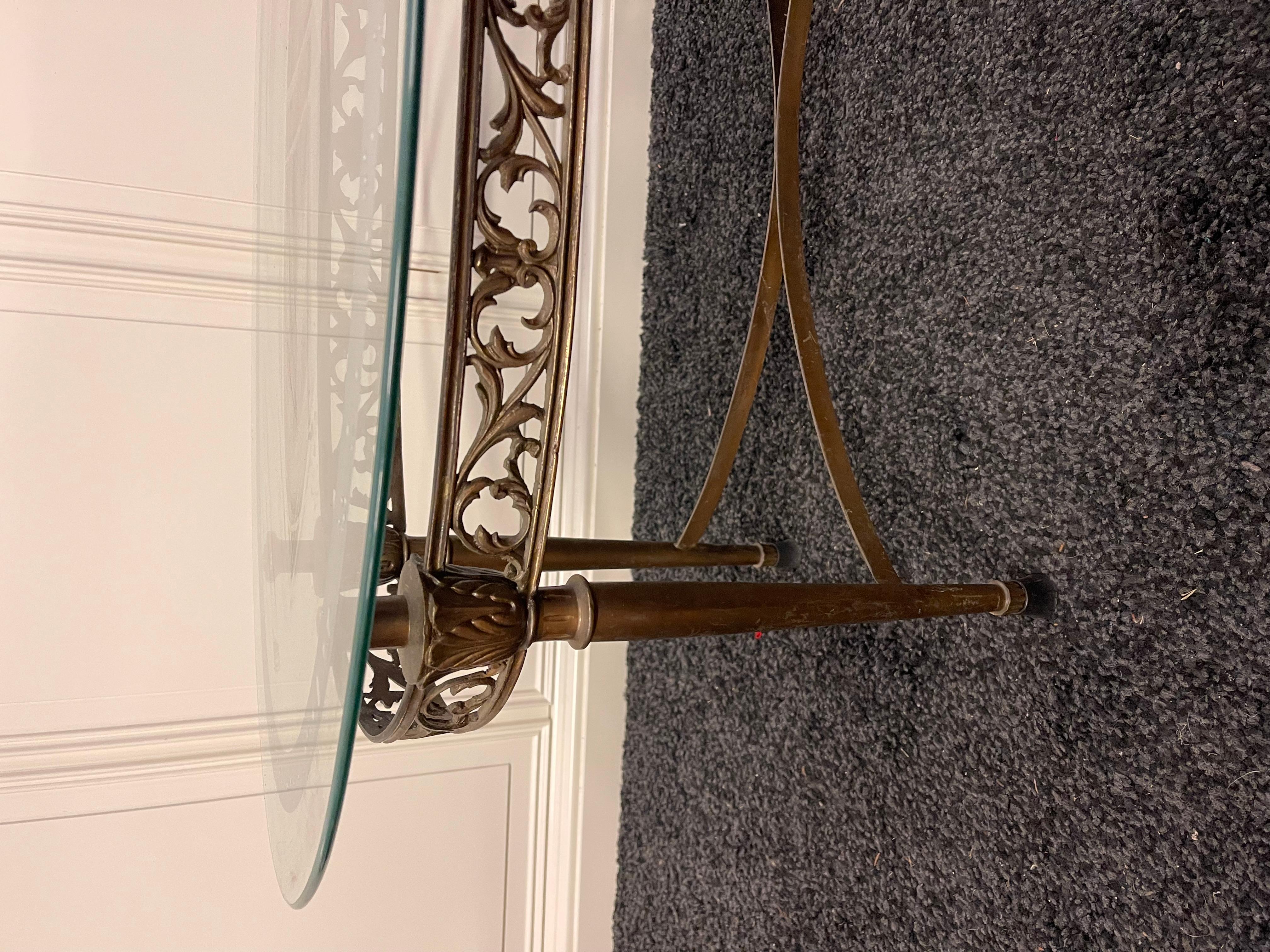 Tavolino da salotto ovale in vetro e ottone, stile classico elegante anni '50 In condizioni buone in vendita a Cantù, IT