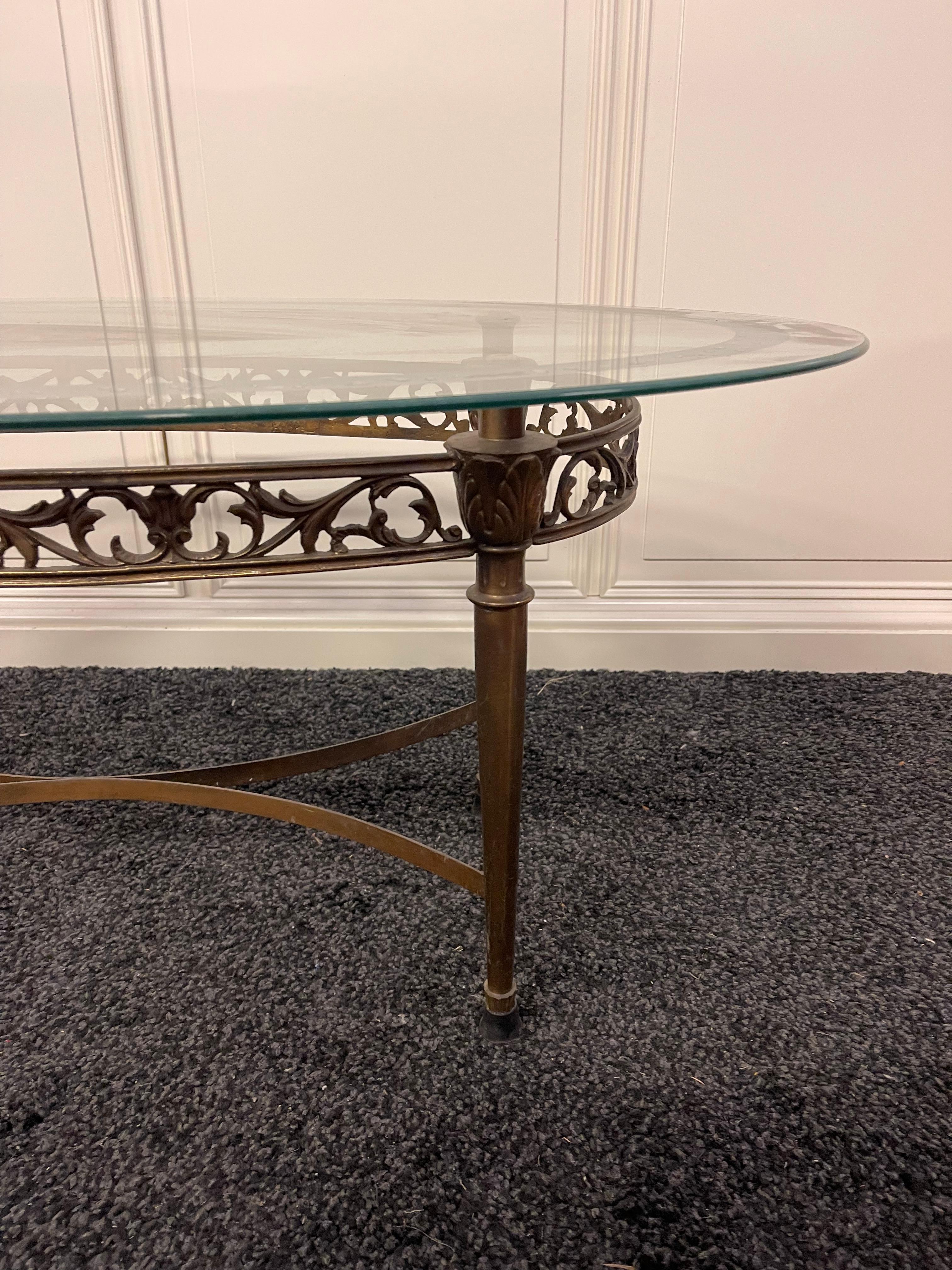 20th Century Tavolino da salotto ovale in vetro e ottone, stile classico elegante anni '50 in vendita