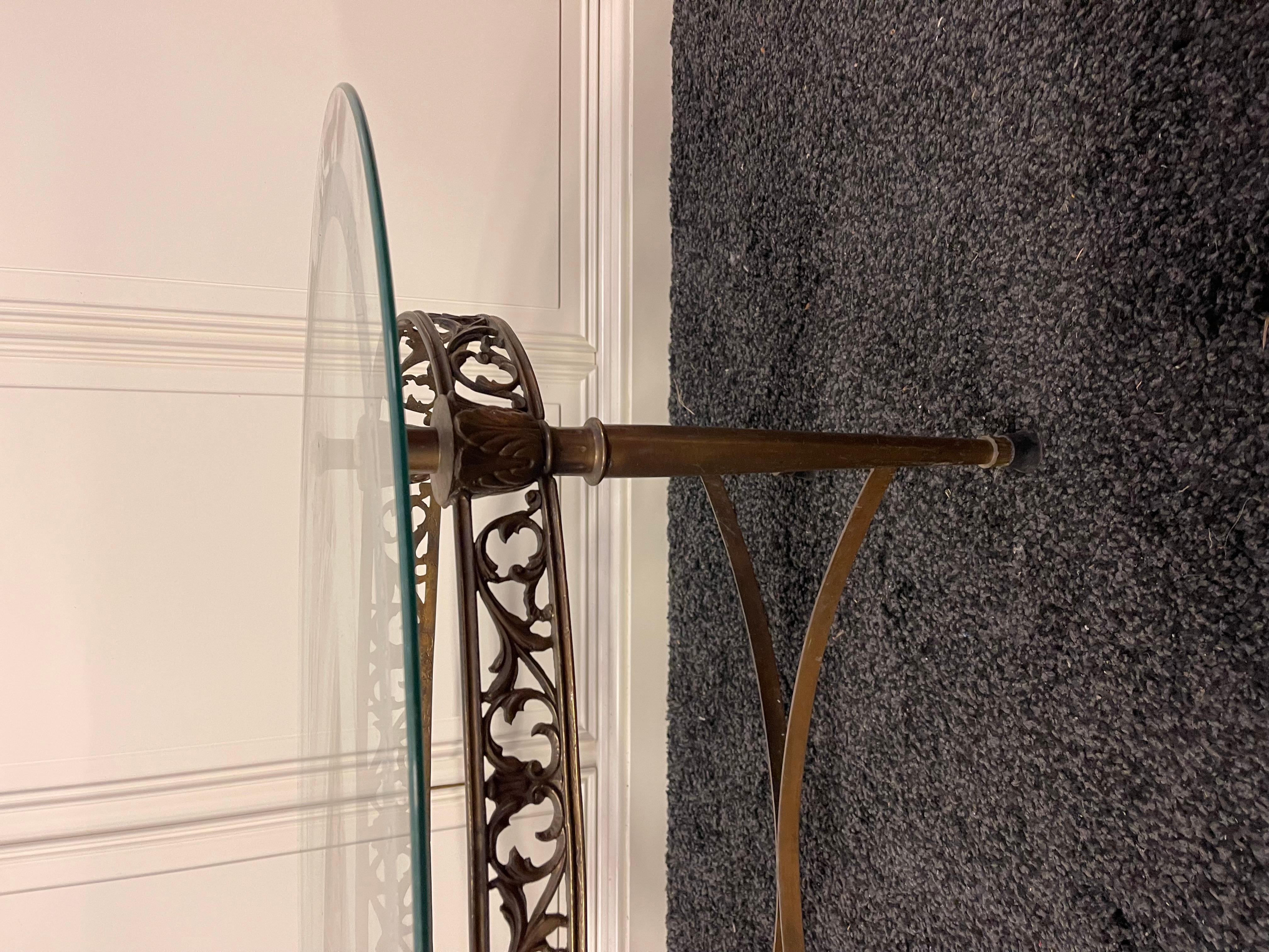 20th Century Tavolino da salotto ovale in vetro e ottone, stile classico elegante anni '50 in vendita