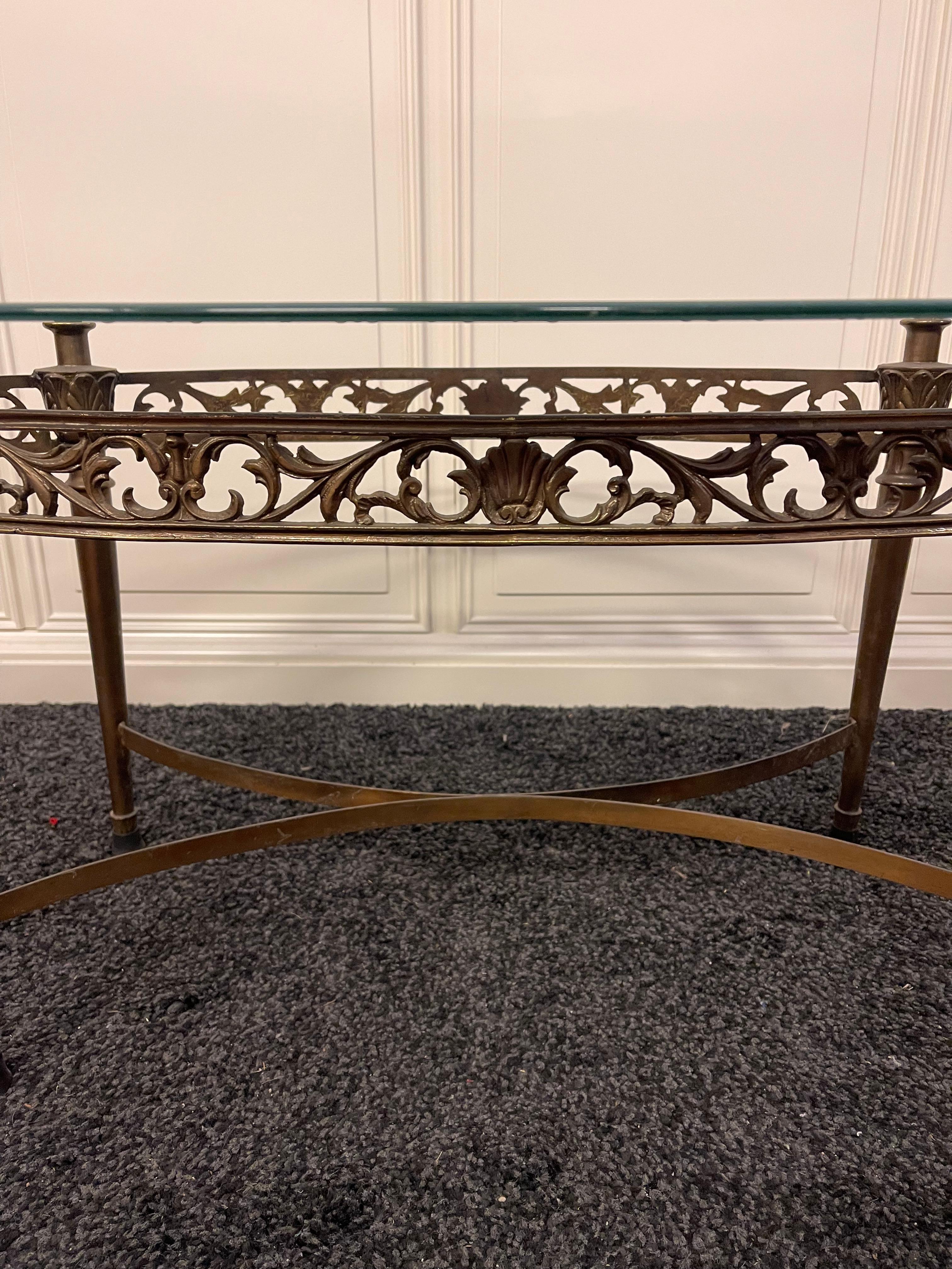 Ottone Tavolino da salotto ovale in vetro e ottone, stile classico elegante anni '50 in vendita