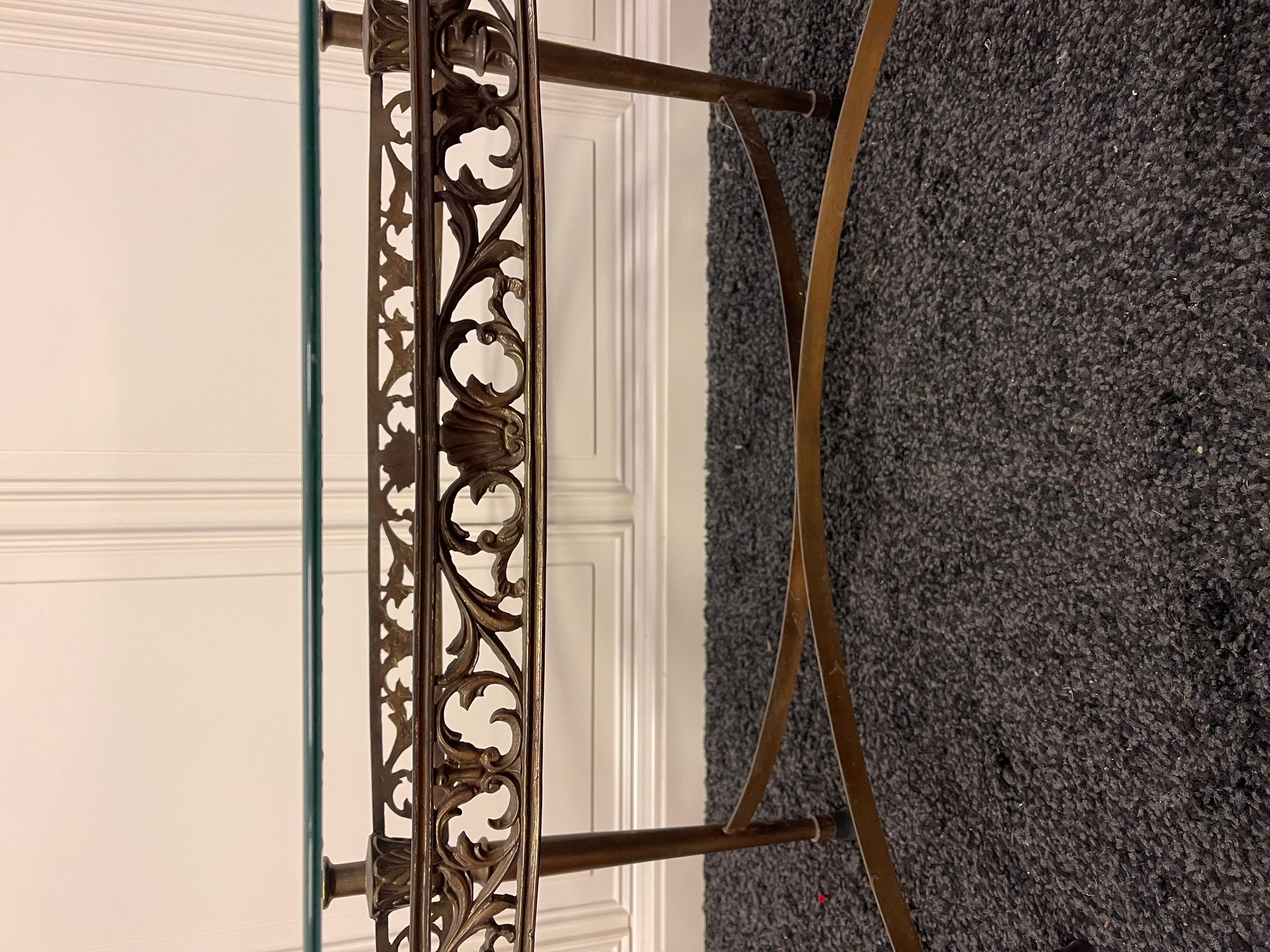 Ottone Tavolino da salotto ovale in vetro e ottone, stile classico elegante anni '50 in vendita